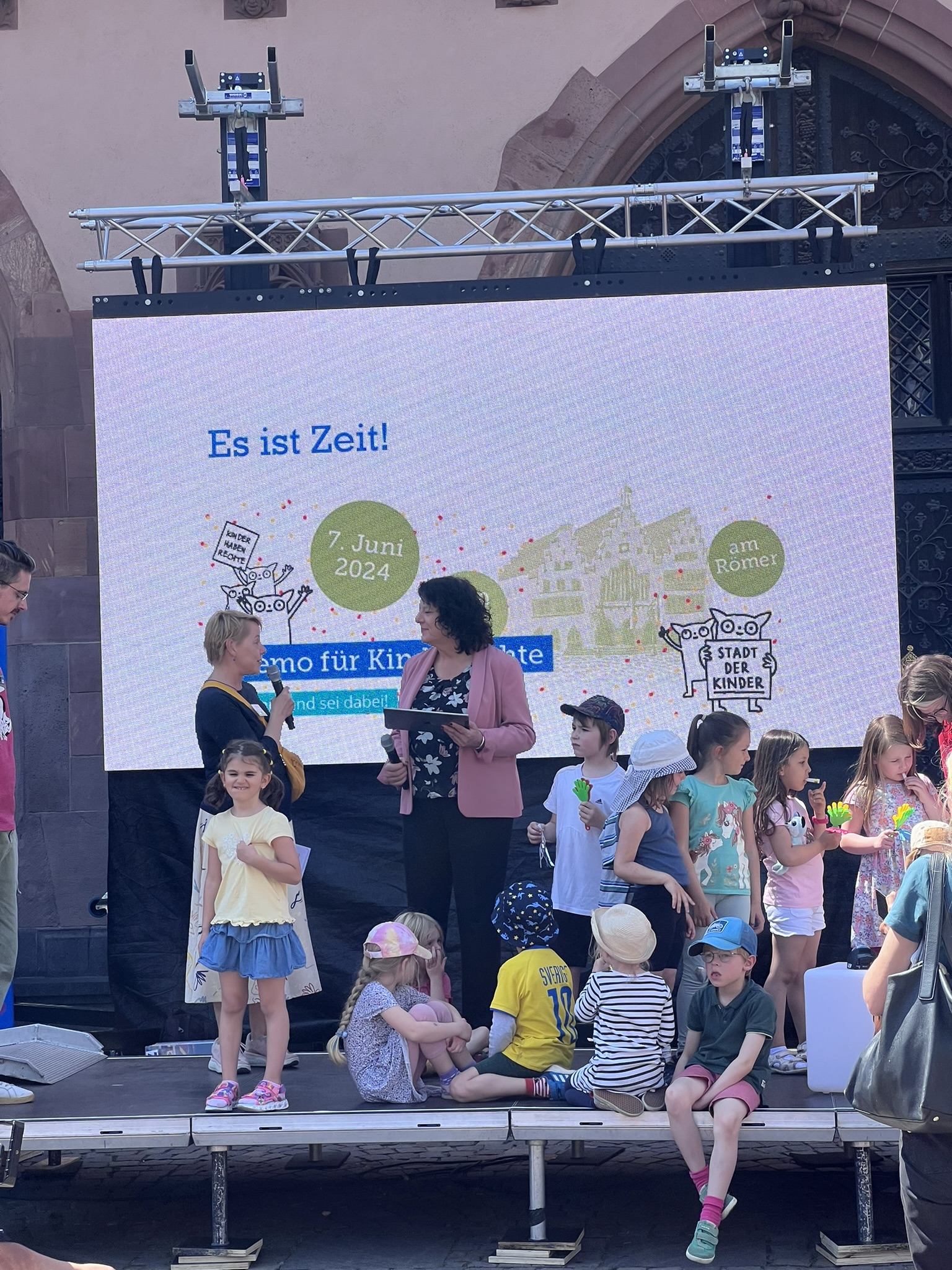 Es ist Zeit! Demo für Kinderrechte auf dem Römerberg.