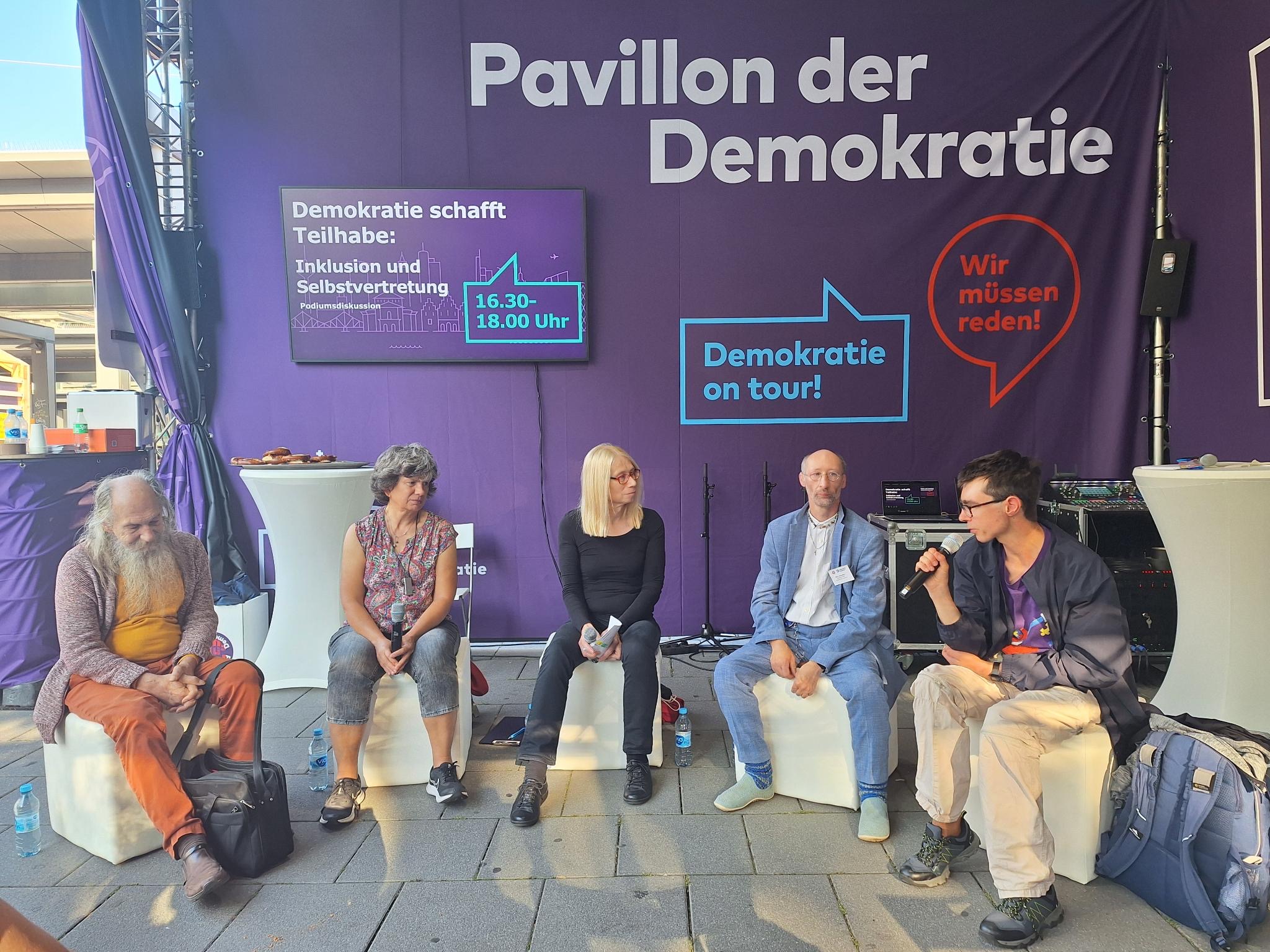 Pavillon der Demokratie: im Gespräch Mitglieder des Selbstvertreter-Rates Björn Schneider und Daniel Tiedtge.