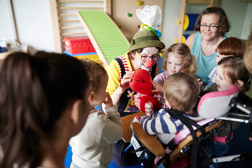 Die Clownin Pauline besucht die Kinder der Integrativen Kindereinrichtungen.
