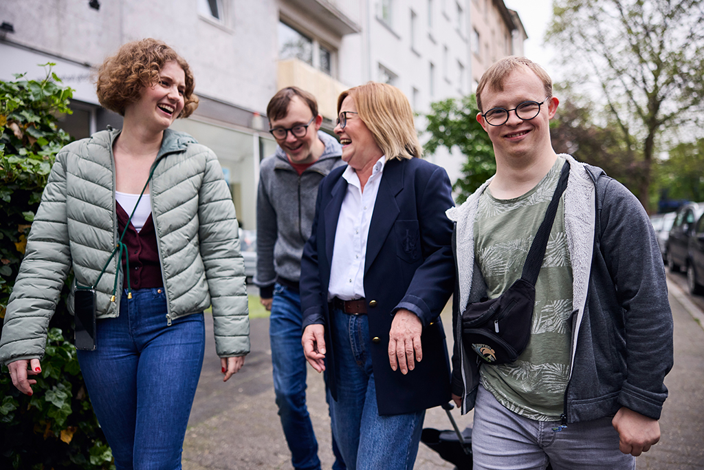 Zu Fuß unterwegs in Frankfurt: Zwei Bewohner der inklusiven Wohngemeinschaft mit zwei Mitarbeiterinnen.