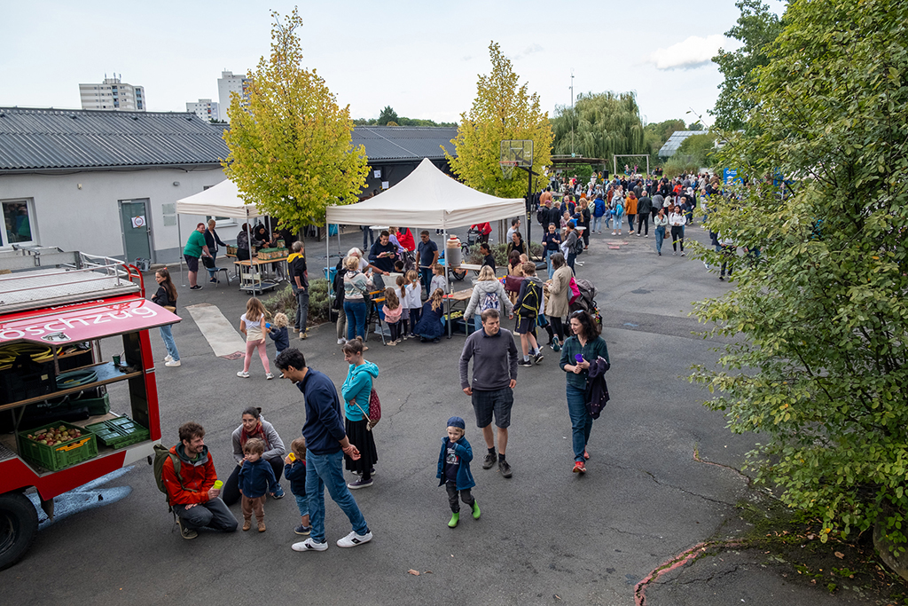 Beim Hof- und Kelterfest: Besucher*innen im Hof von Gut Hausen.