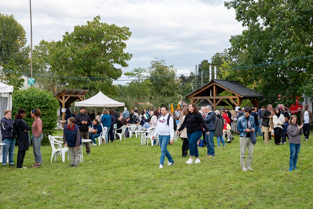 Beim Hof- und Kelterfest: Besucher*innen auf der Wiese von Gut Hausen.