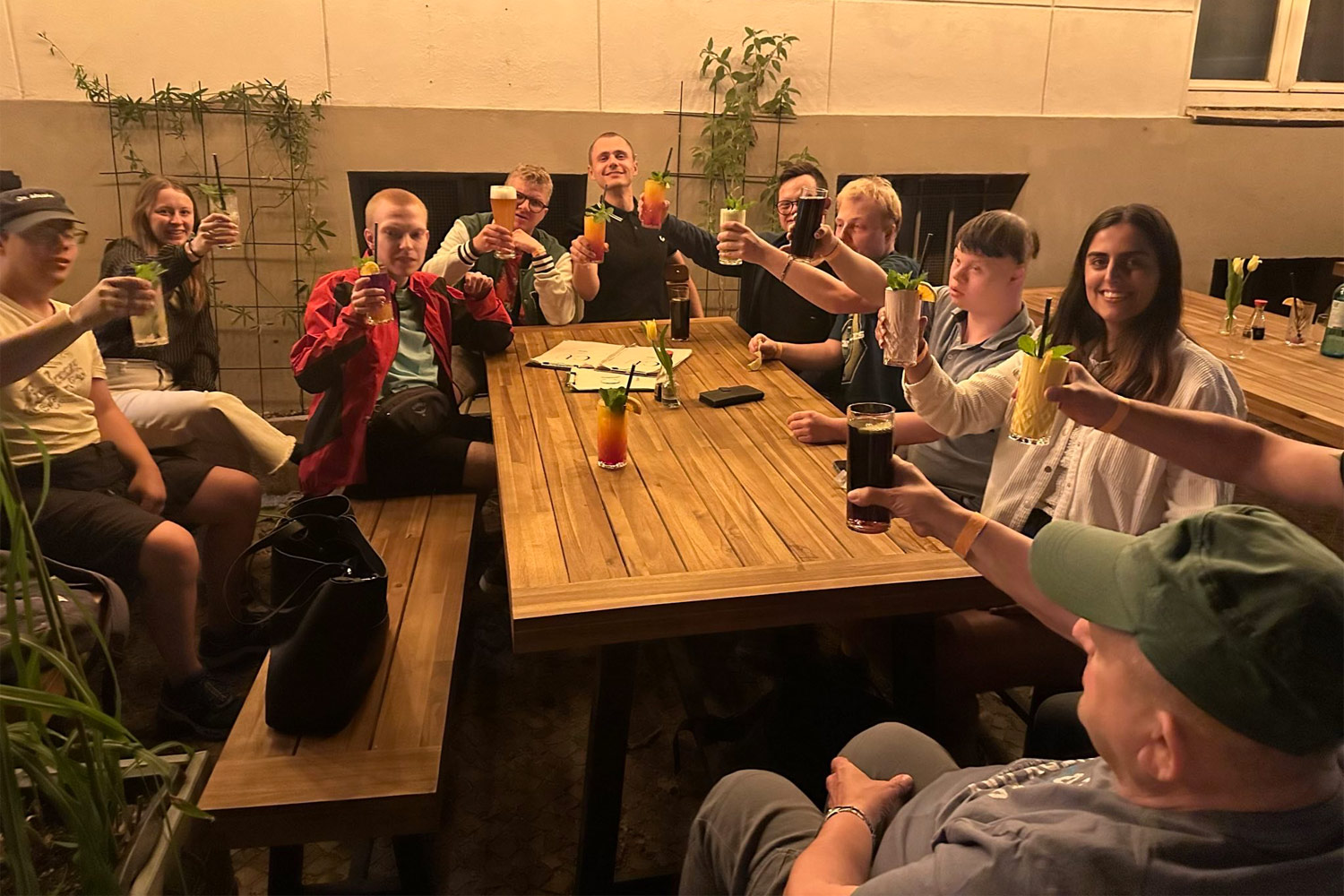 Die Gruppe stößt mit leckeren Getränken auf einen schönen Abend auf der Reise an.