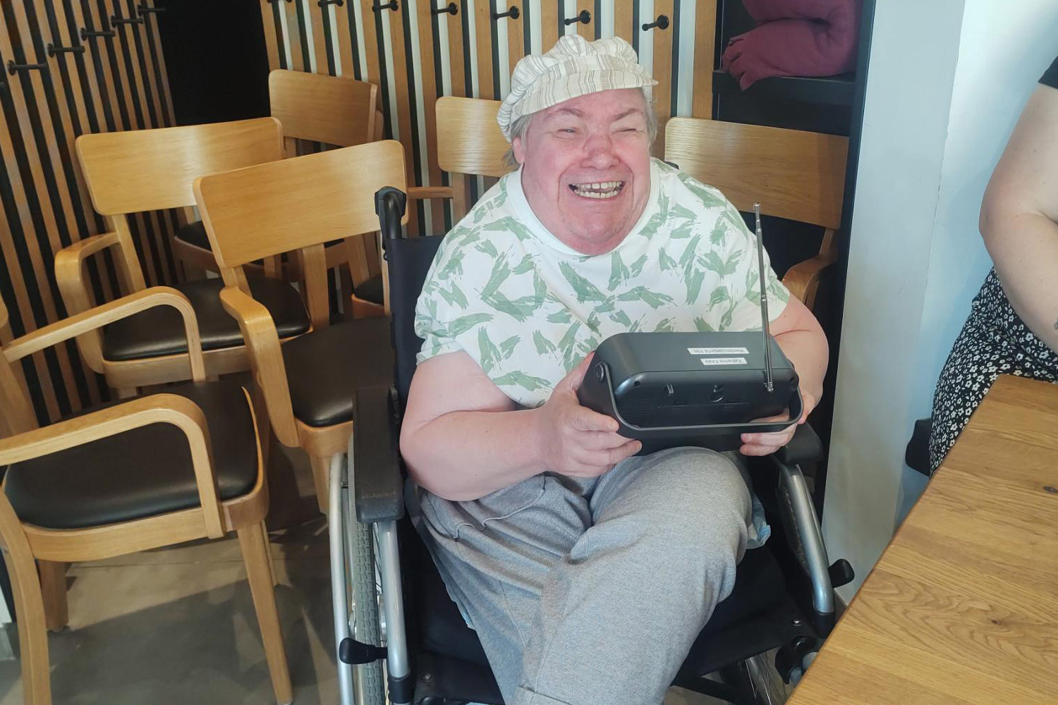 Musik und Reisen bringt diese Urlauberin zum Lachen.