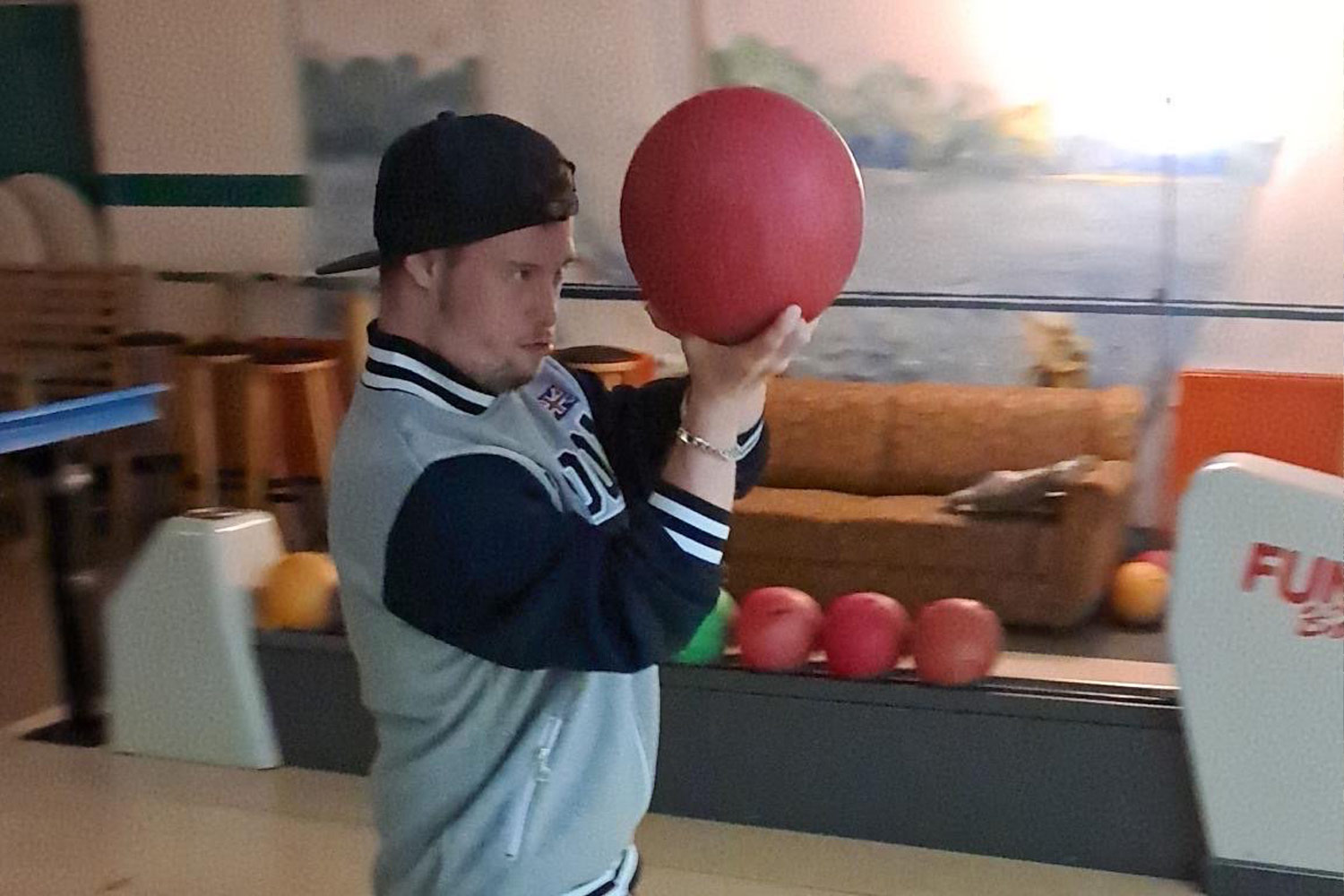 Konzentrierter Urlauber beim Bowling.