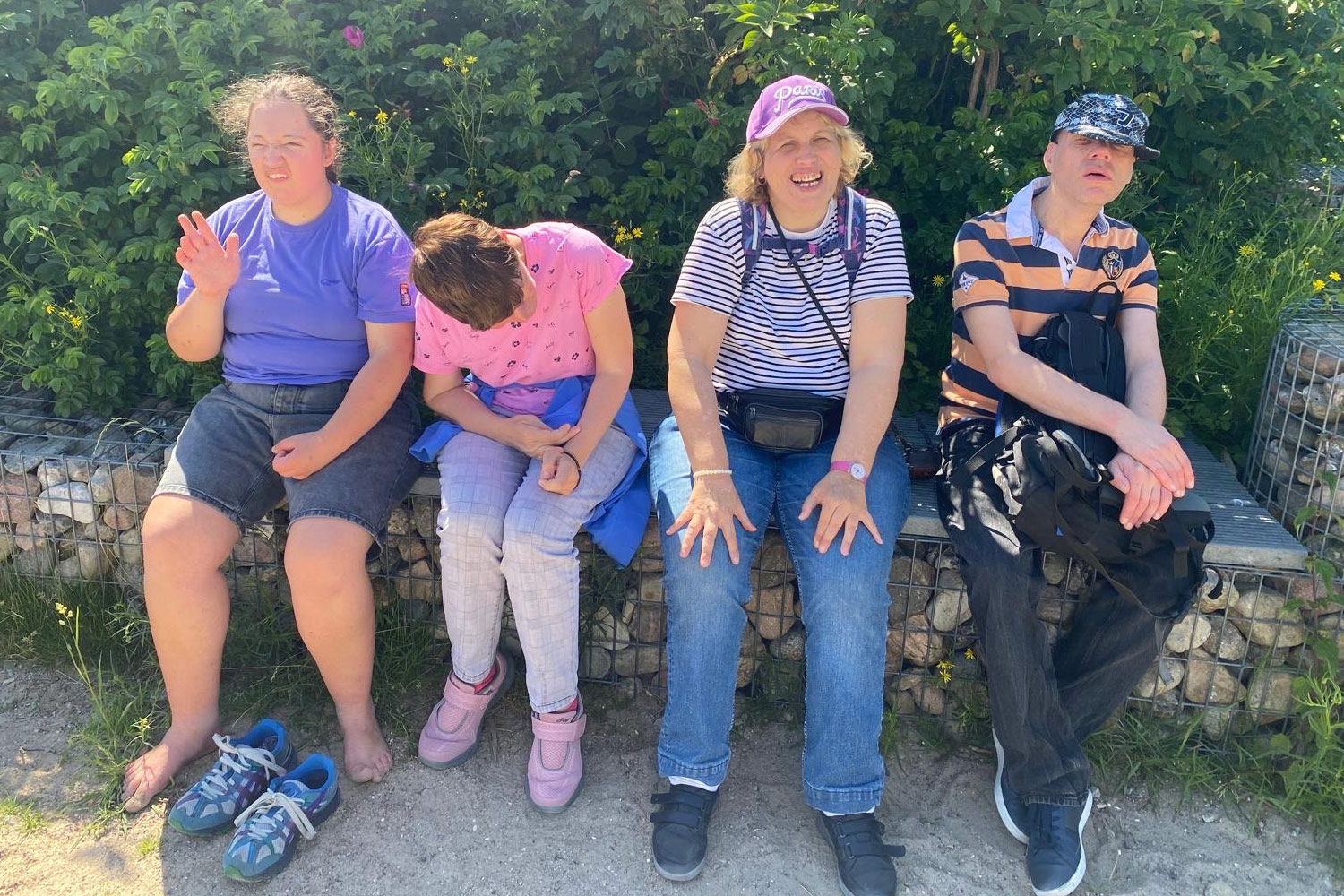 Urlauber machen Pause im Grünen.