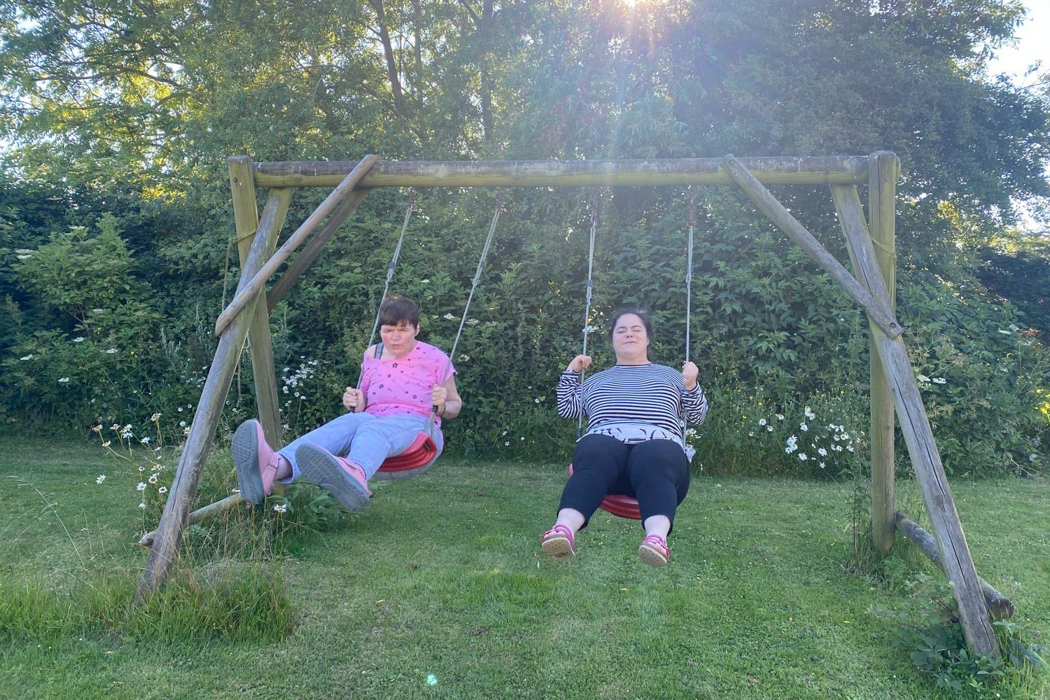 Schaukeln im Grünen.