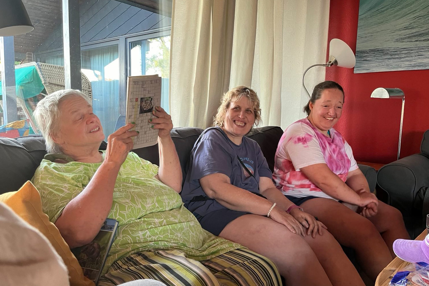 Urlauberinnen entspannen sich auf dem Sofa.