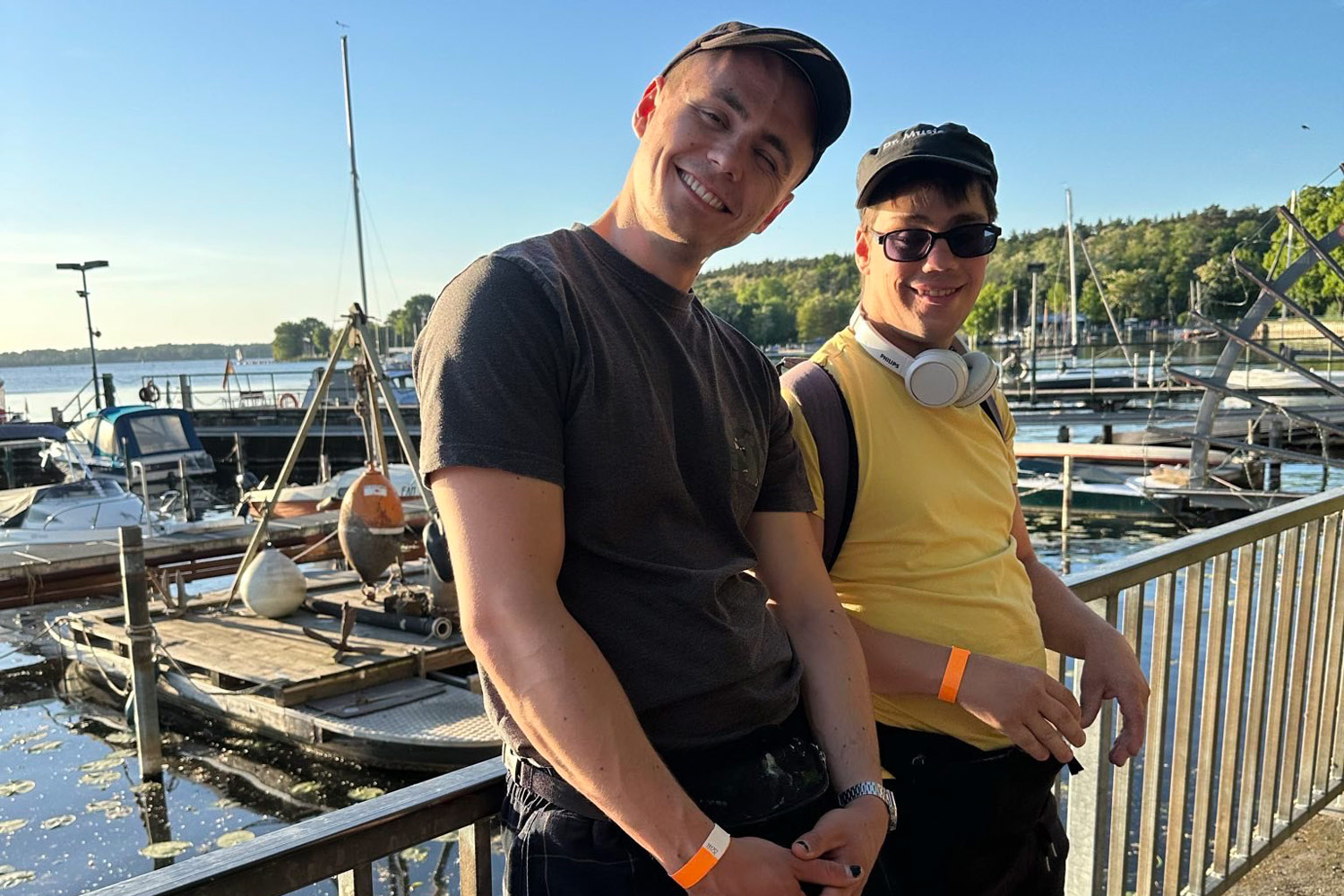 Strahlende Gesichter am Hafen.