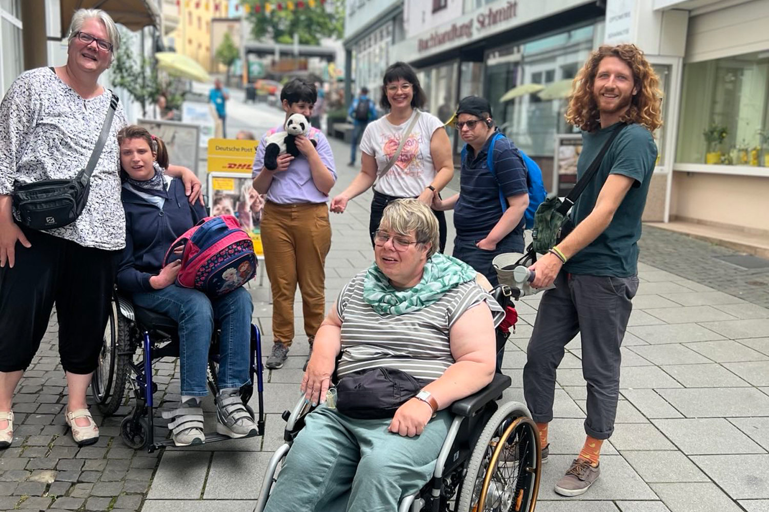 Die Gruppe macht einen Ausflug in die Stadt.