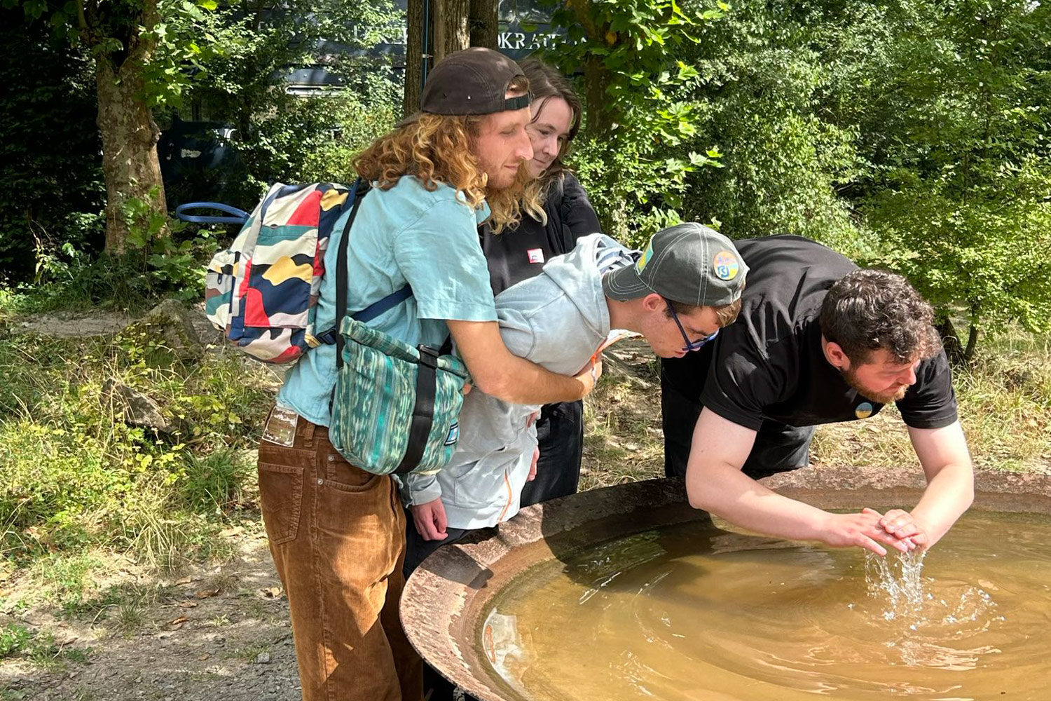 Der Urlauber beobachtet neugierig die Bewegung des Wassers.