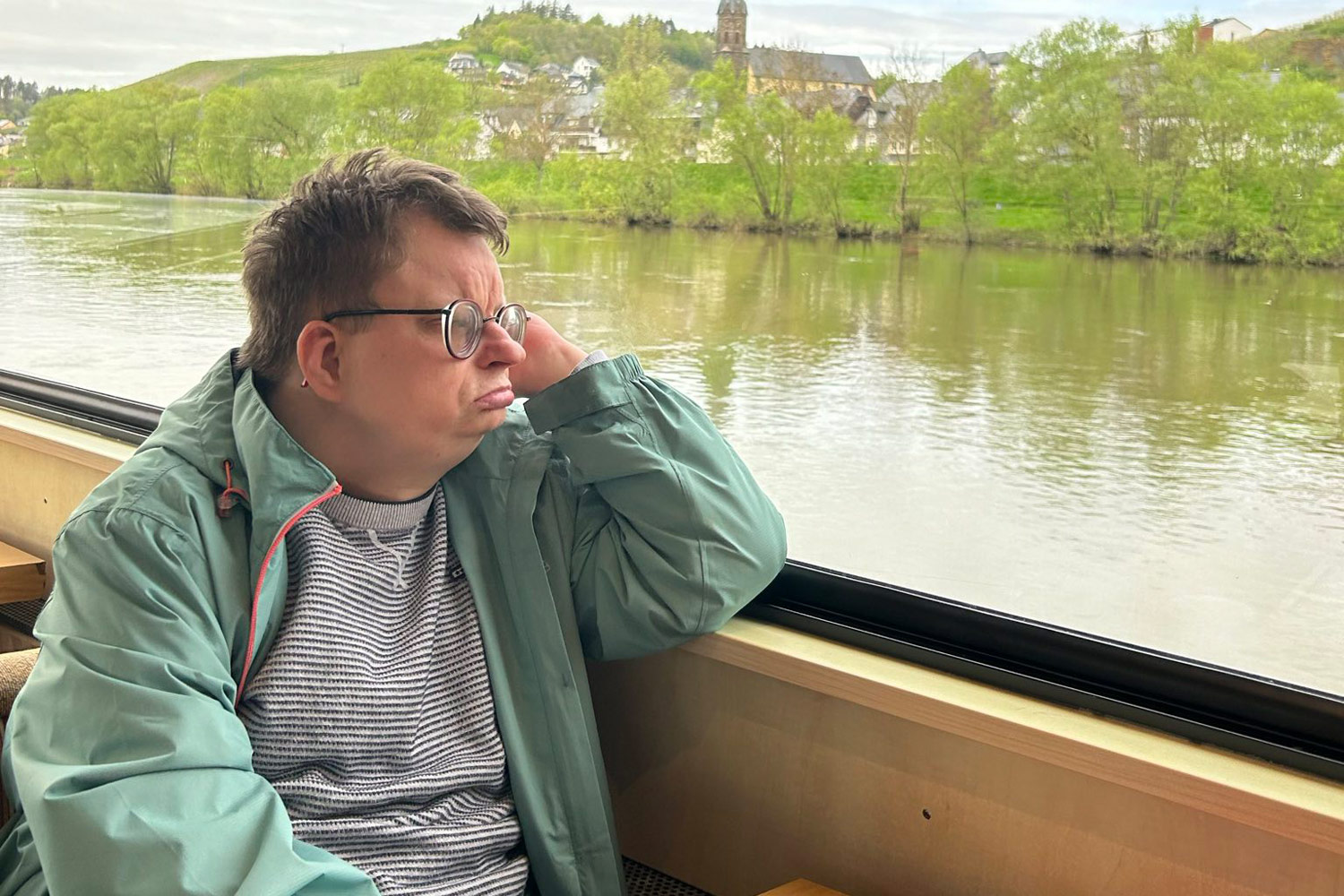 Bootsfahrt auf der Mosel mit Ausblick ins Grüne.