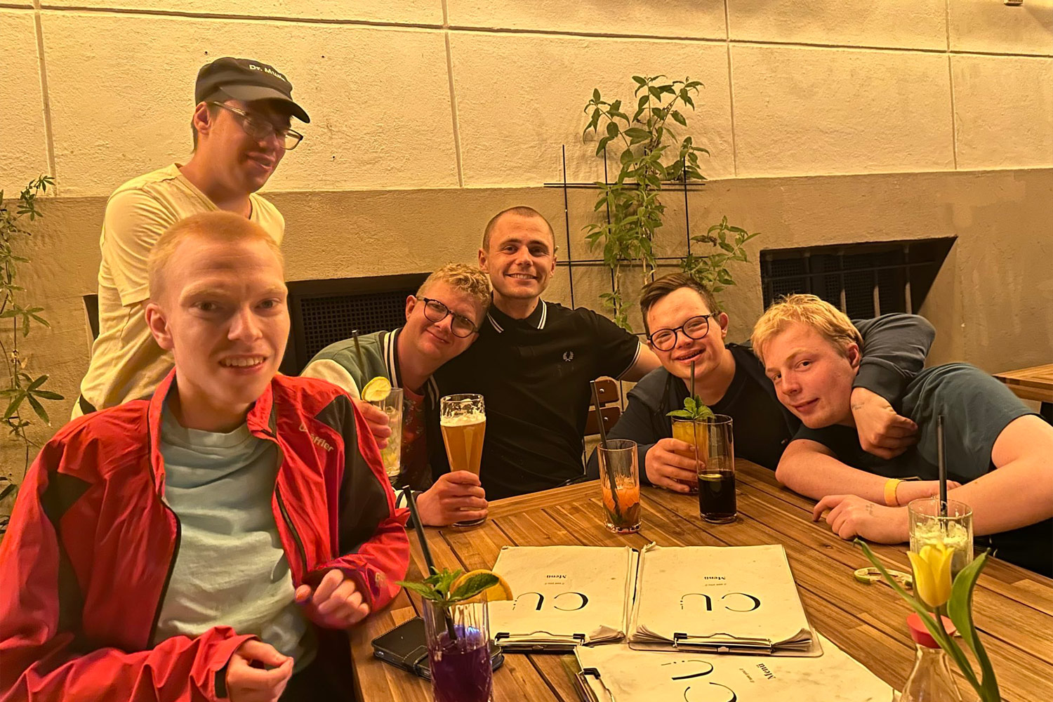 Gemütliche Männer-Runde mit Bier und Cocktails in Berlin.