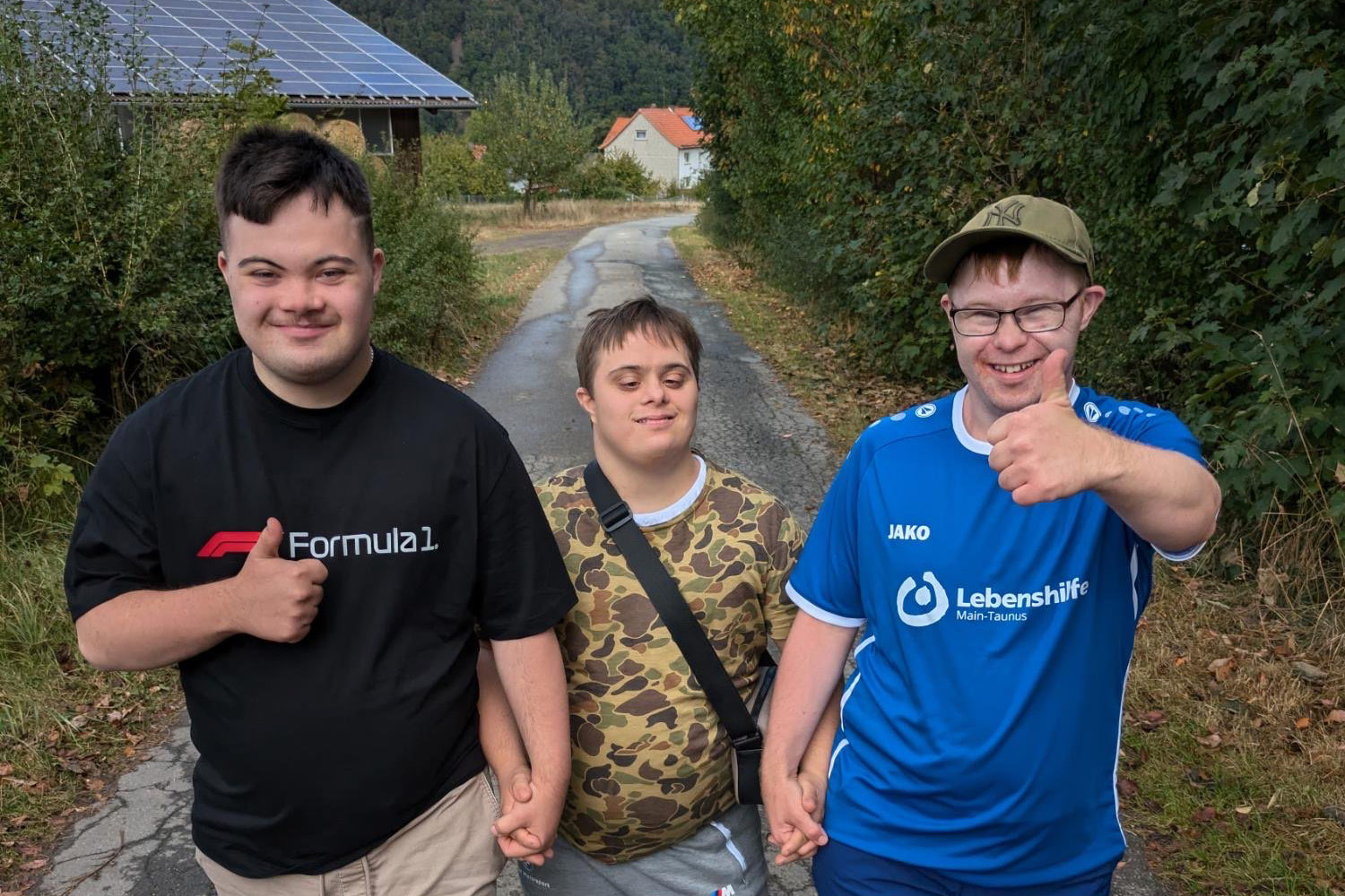 Drei jungen Freunden gefällt die gemeinsame Reise mit der Lebenshilfe.
