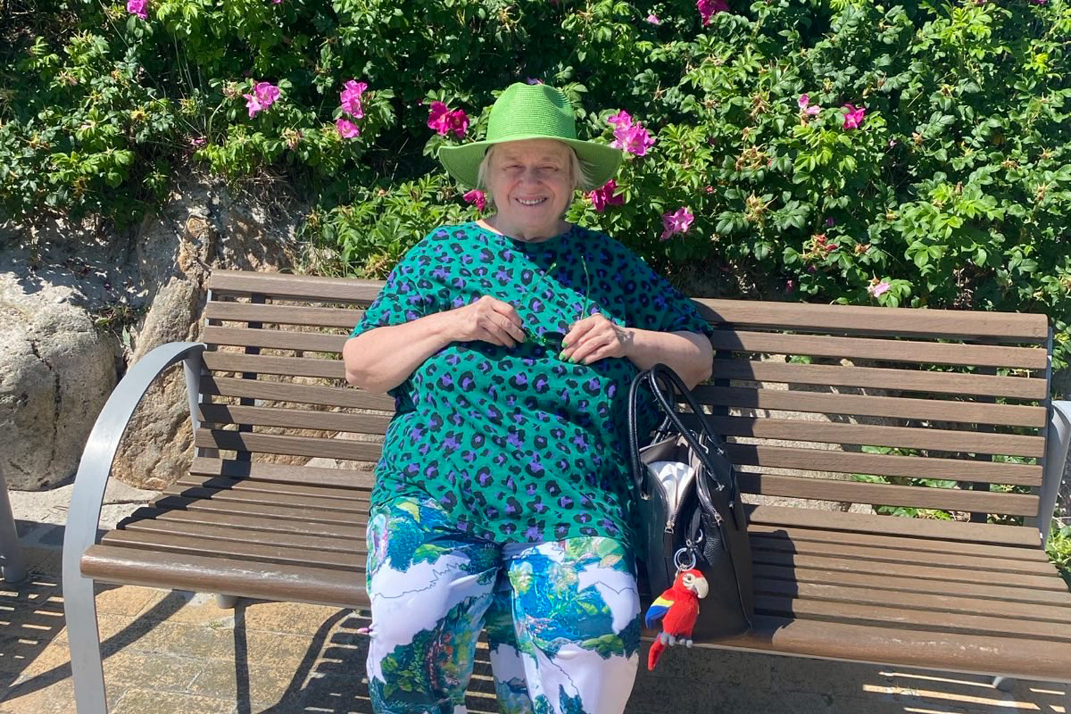 Pause im Grünen in sommerlicher Kleidung.