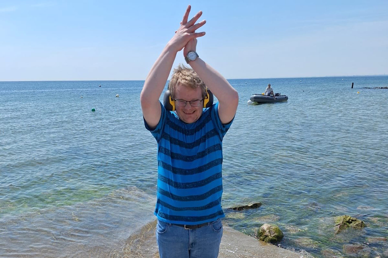 Ein Urlauber freut sich über das Meer.