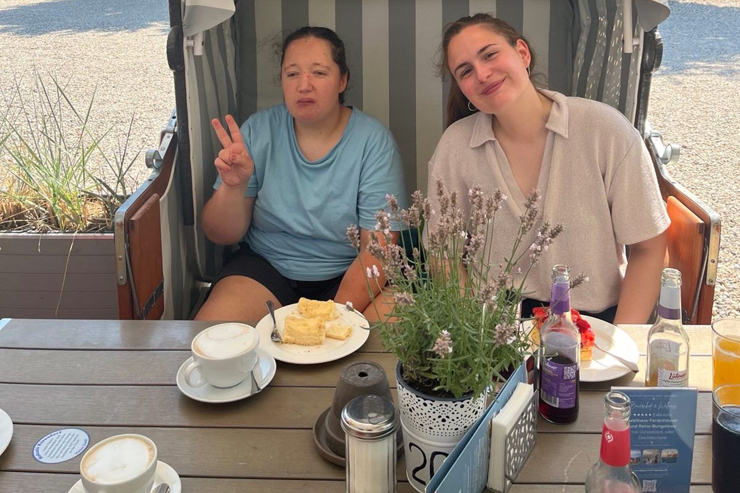 Kaffee-Pause im Strandkorb.