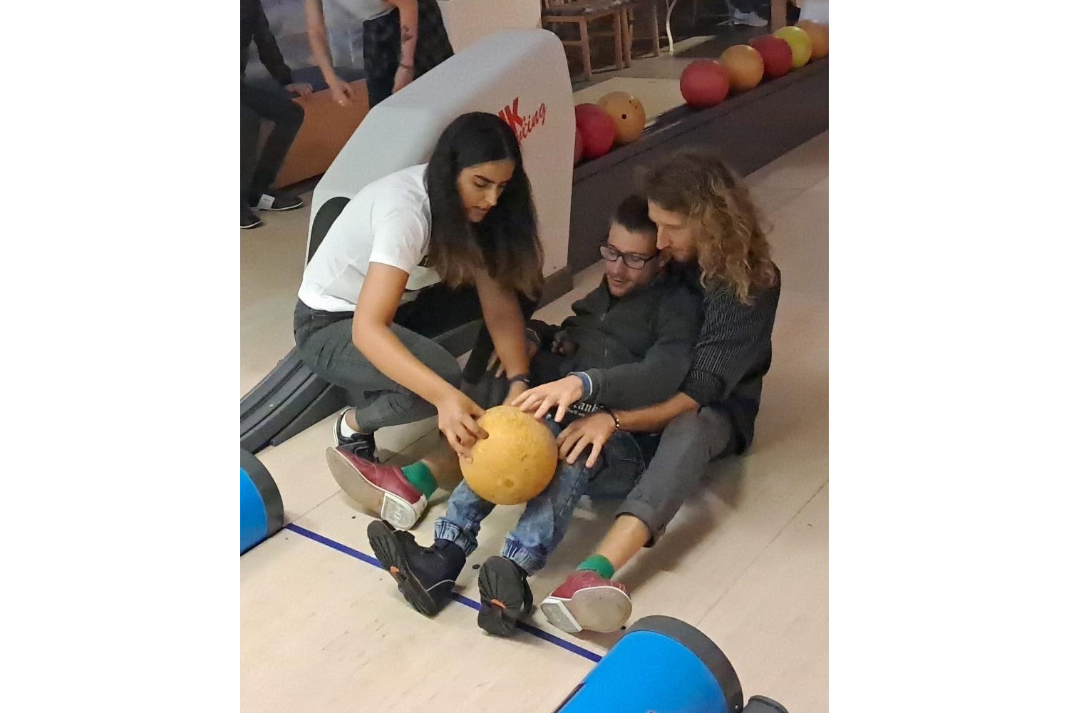 Die Assistenzen machen möglich, dass der Urlauber Bowling spielen kann.