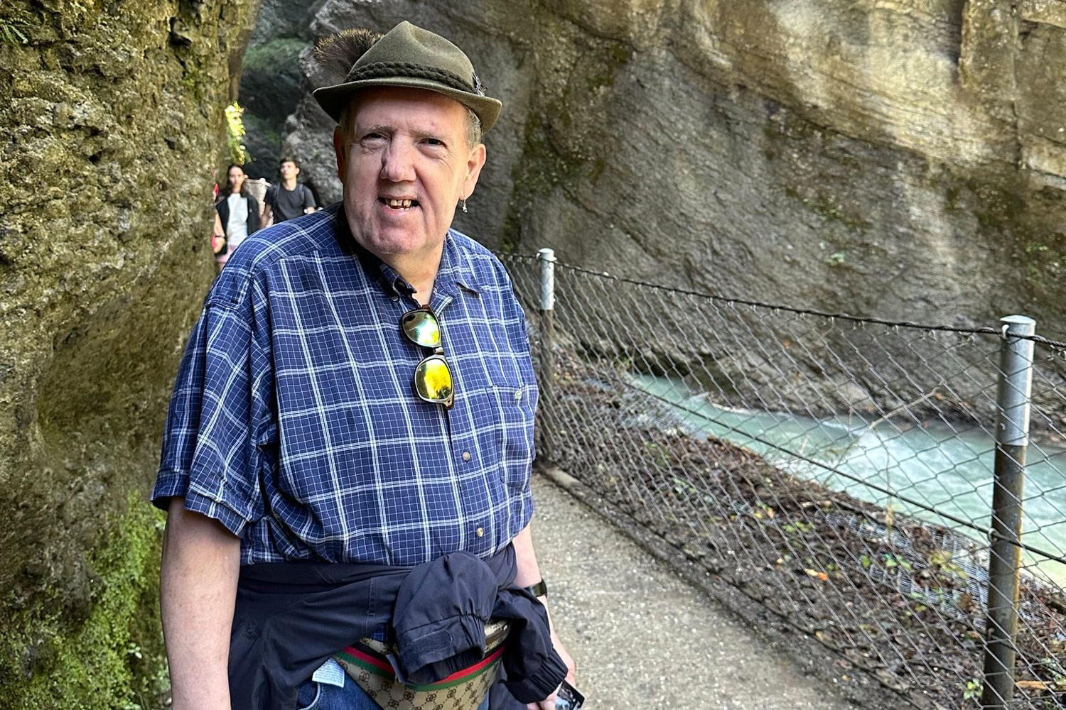 Ein Urlauber beim Wandern zwischen Felsen.