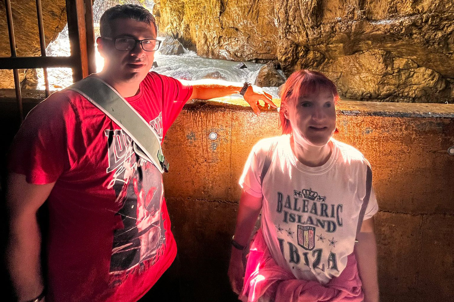 Beim Wandern führte es die Gruppe in eine Höhle.