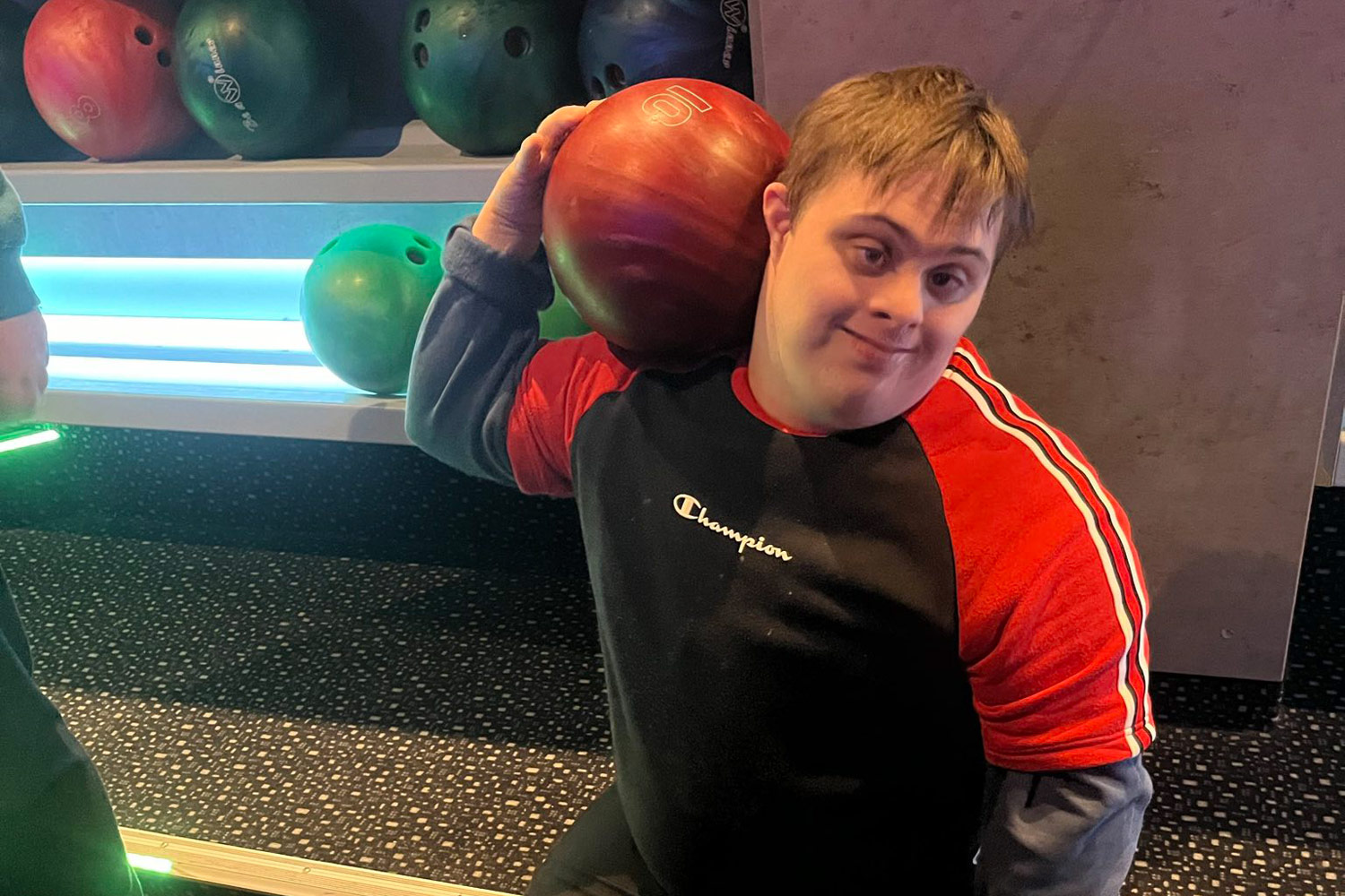 Ein Urlauber beim Bowling.
