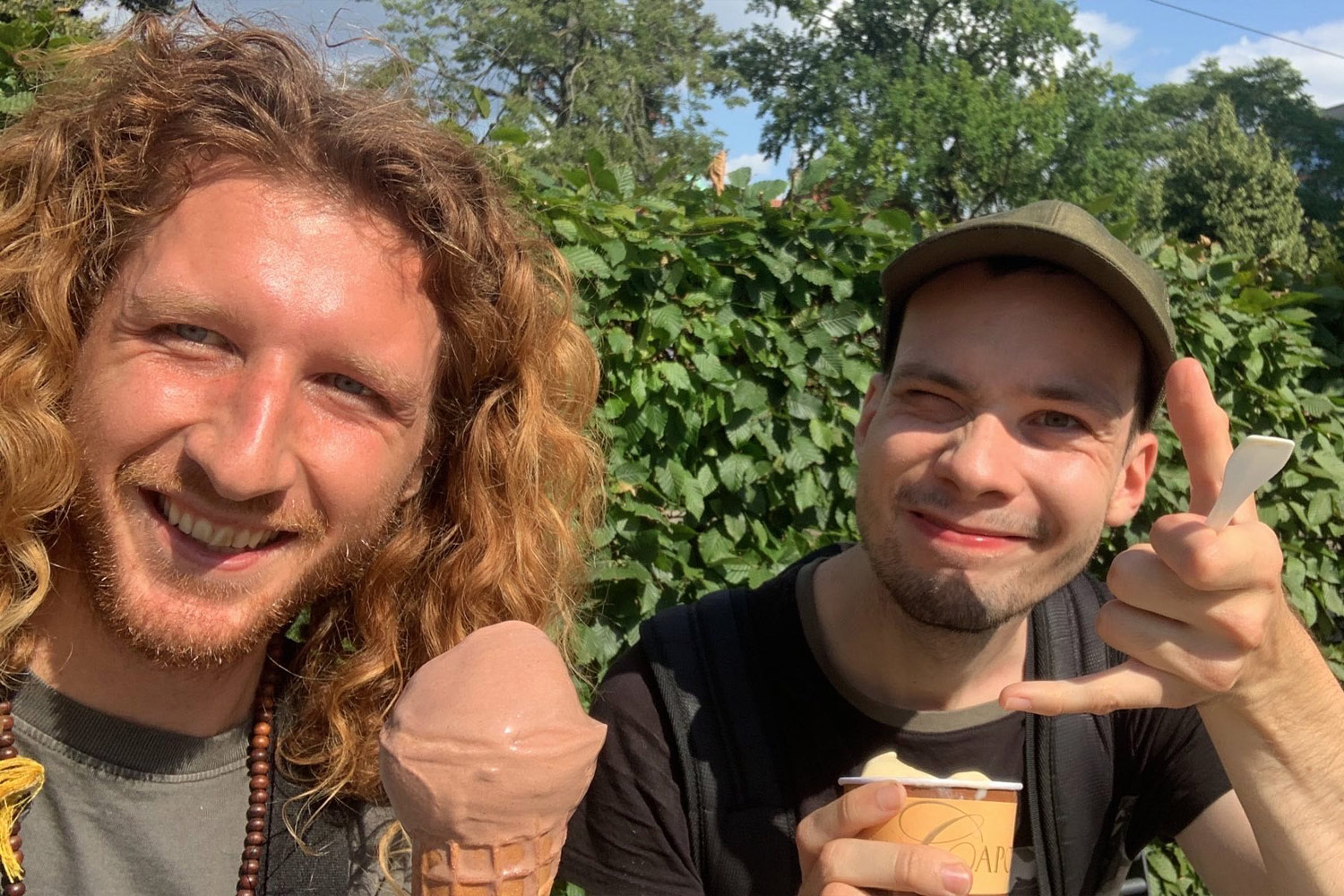Eis essen im Grünen.