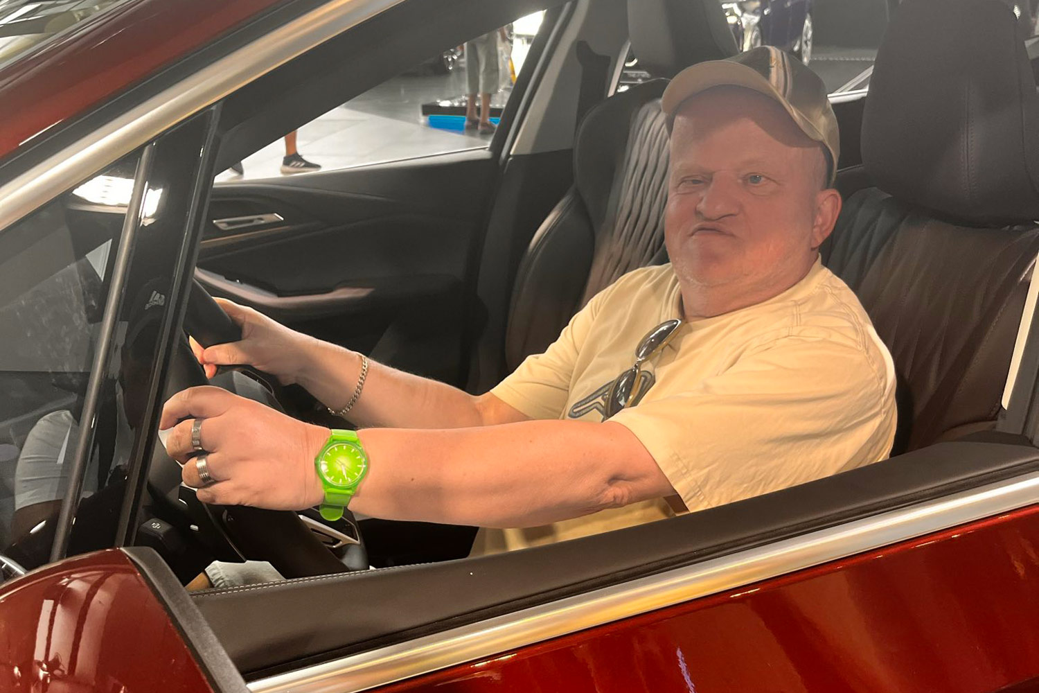 Im Automuseum durften sich die Urlauber auf die Fahrersitze setzen.