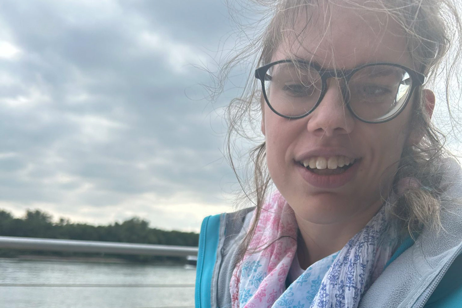 Spaziergang am Rhein bei stürmischem Wetter.