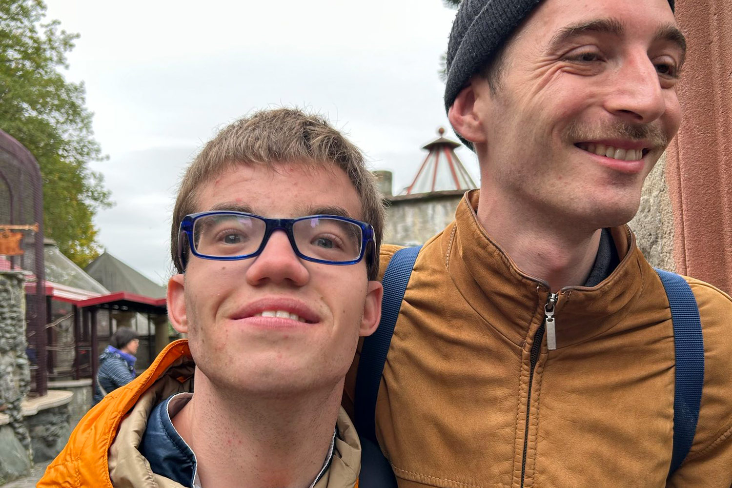 Urlauber und Assistenz sind ein gut gelauntes Team.