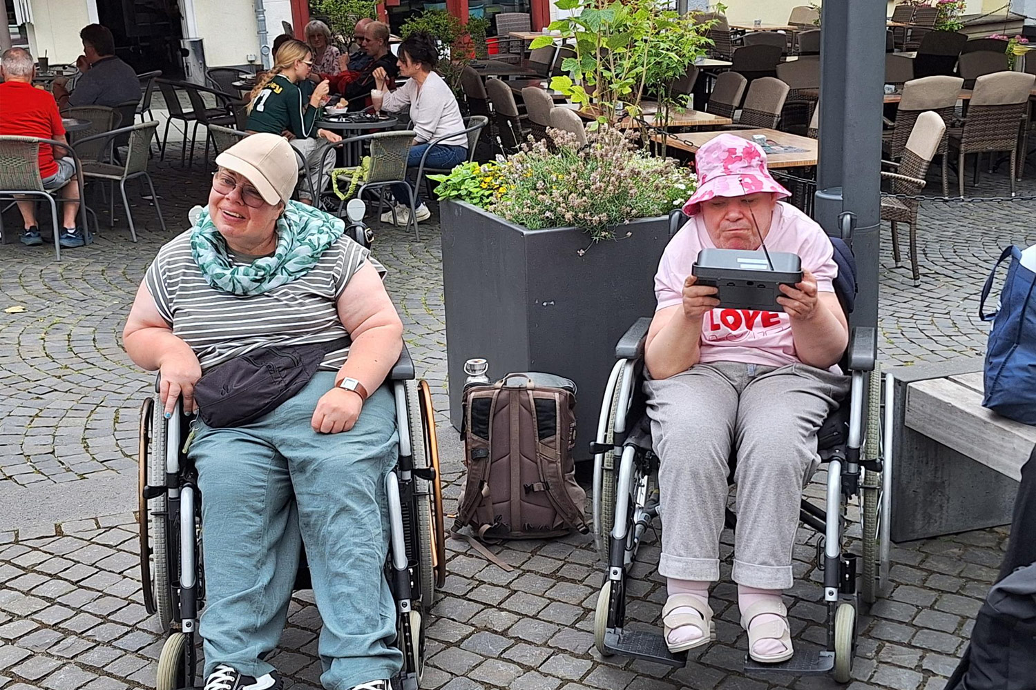 Mit Rollstuhl und guter Laune unterwegs in der Stadt.