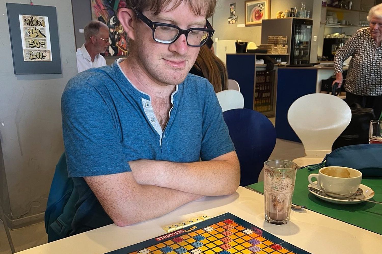 Spiele spielen bei Kaffee und Kakao.