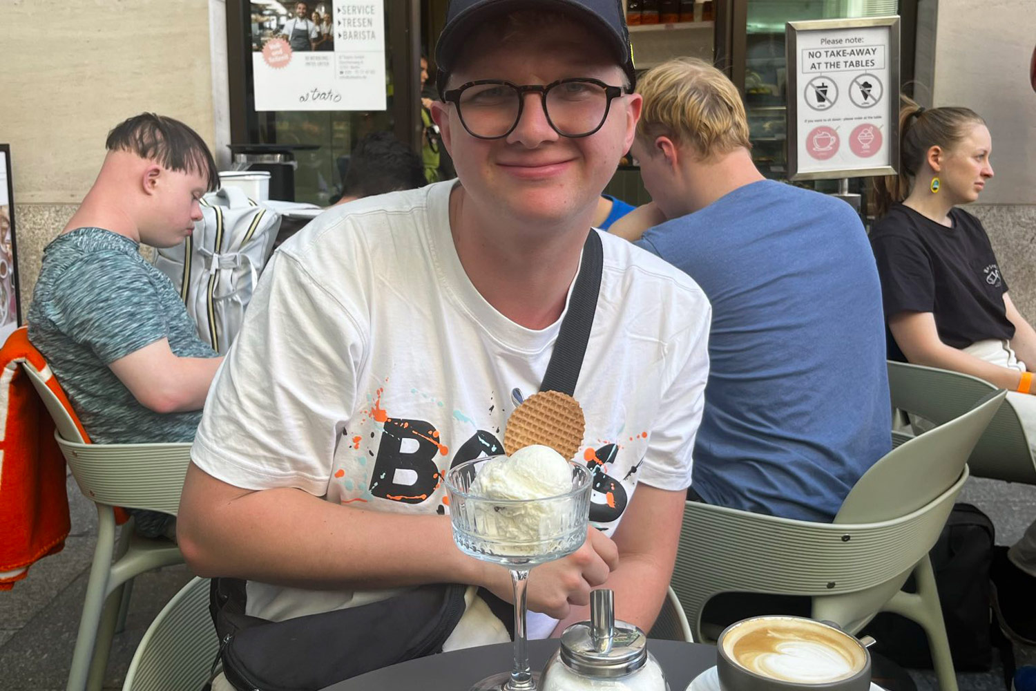 Kurze Pause im Eiscafé bei der Städte-Reise nach Berlin.