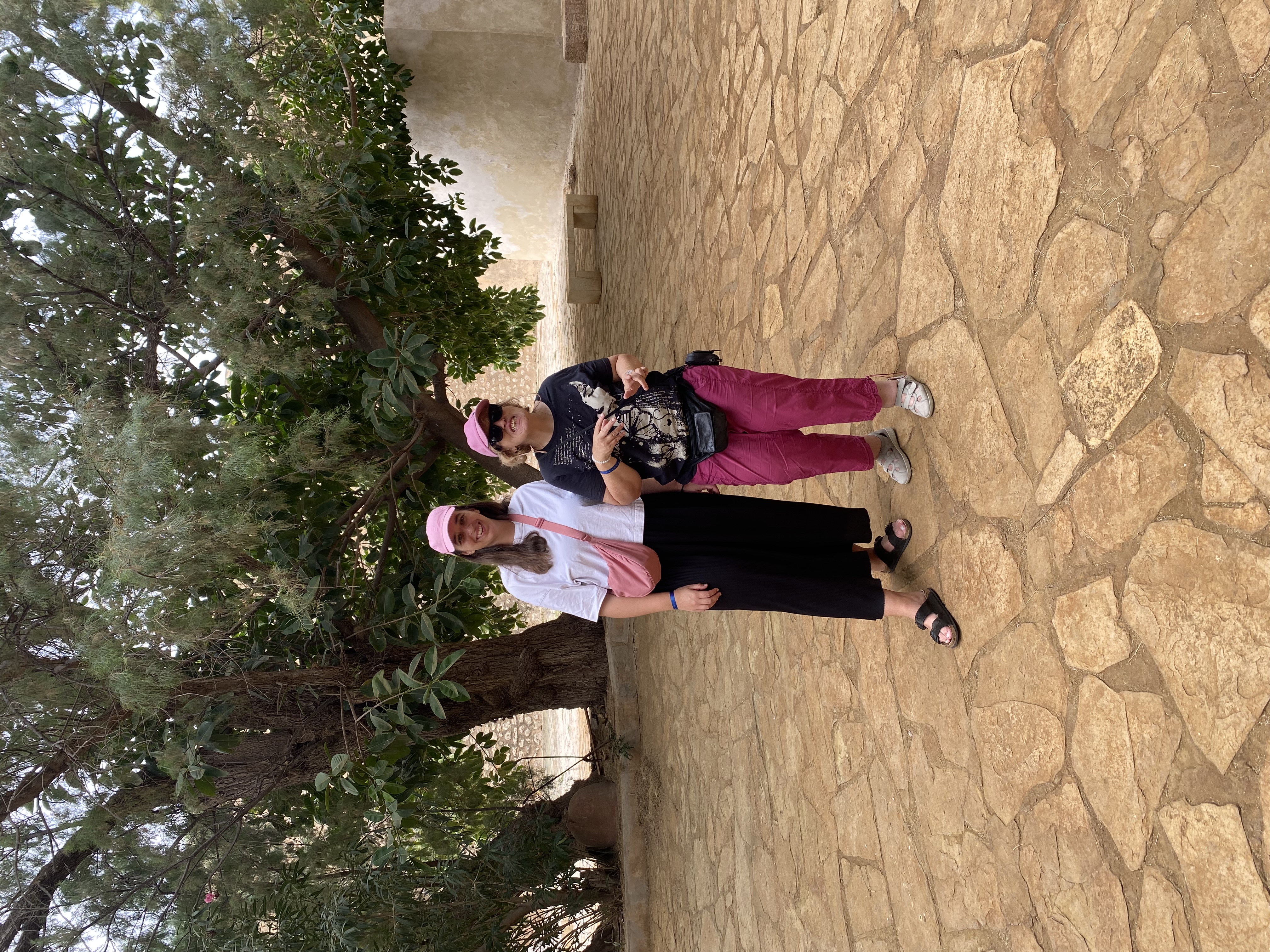 Assistentin und Urlauberin lachen gemeinsam.