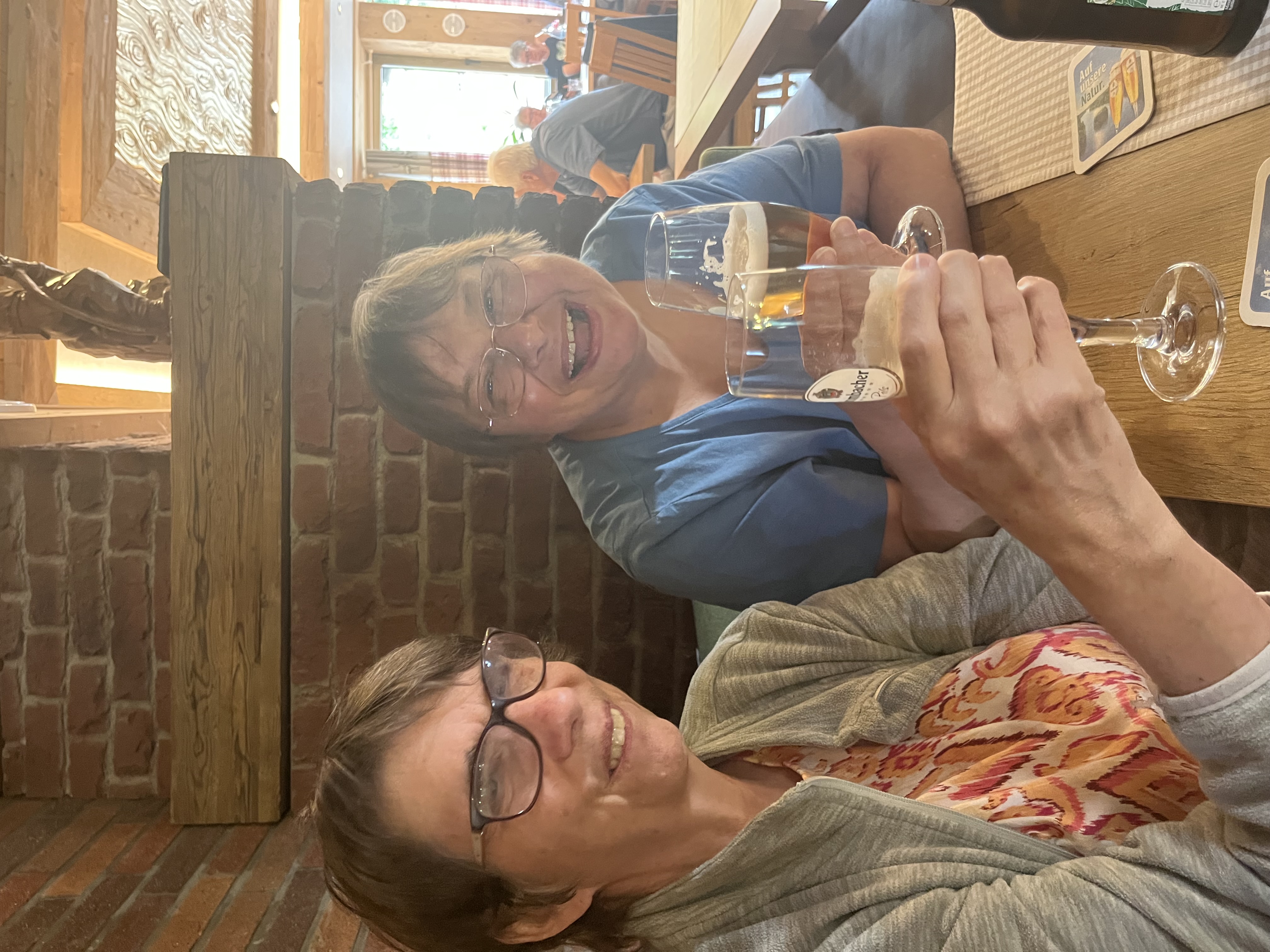 Freude beim gemeinsamen Feierabend-Bier