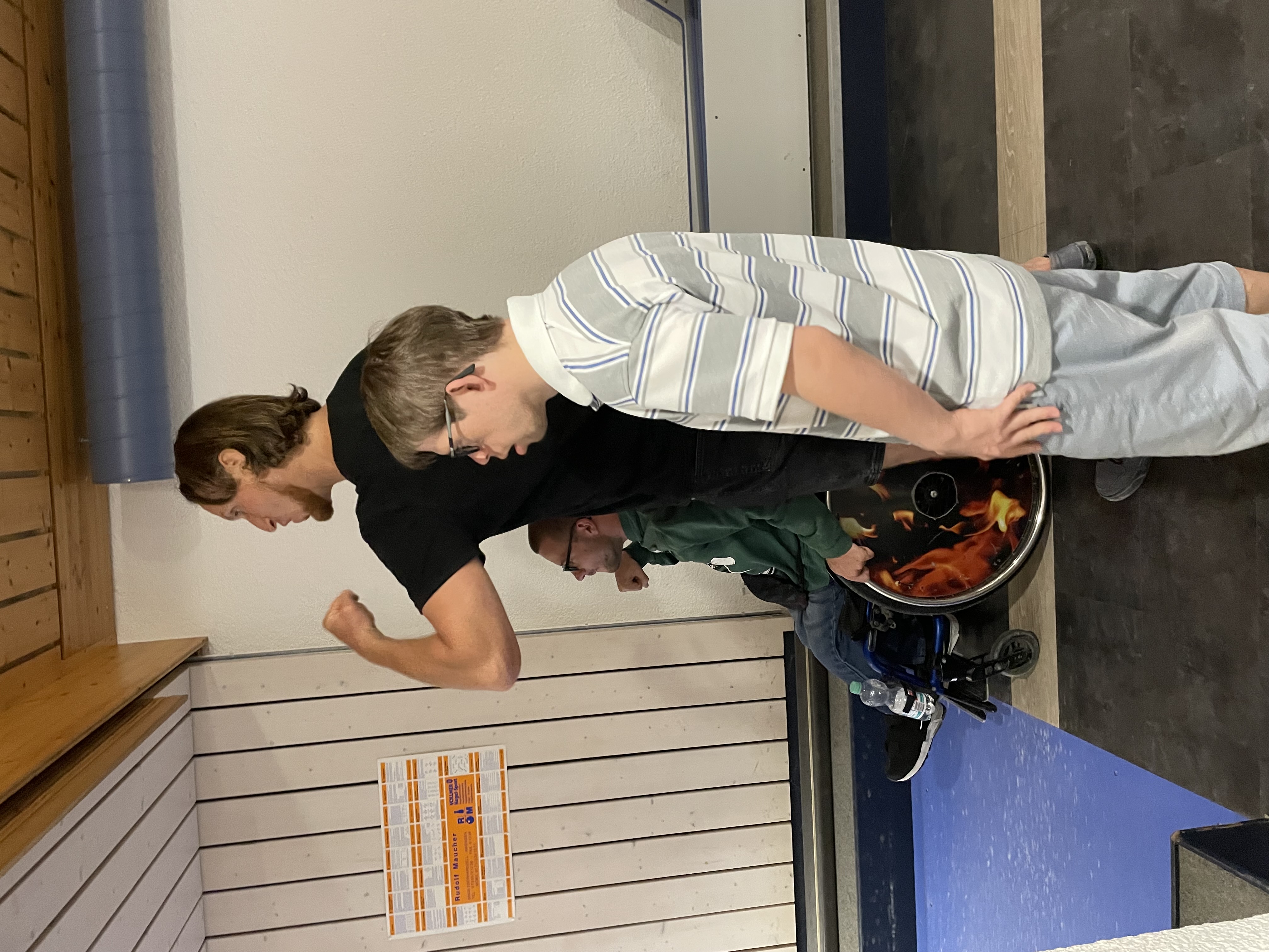 Gegenseitiges anfeuern beim Bowling spielen.