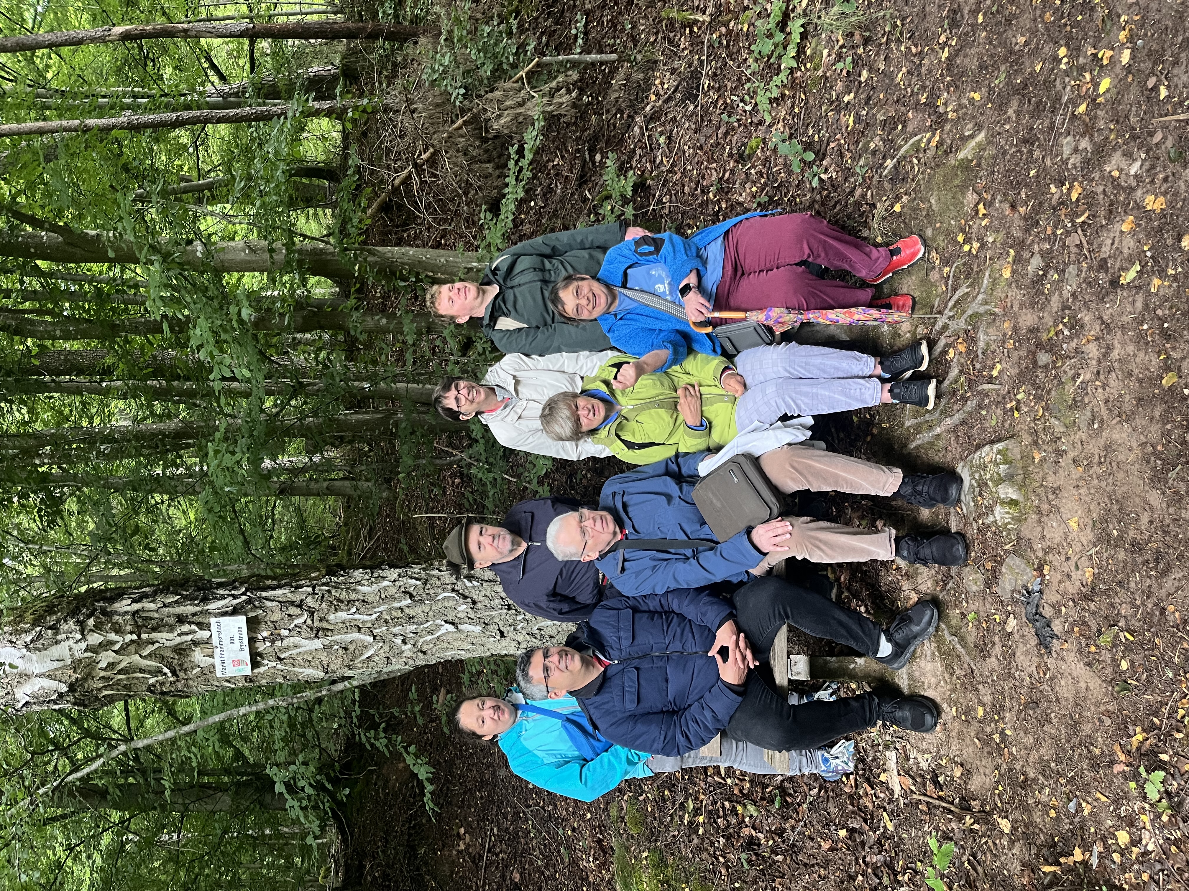 Ein Gruppenfoto beim Waldbesuch.