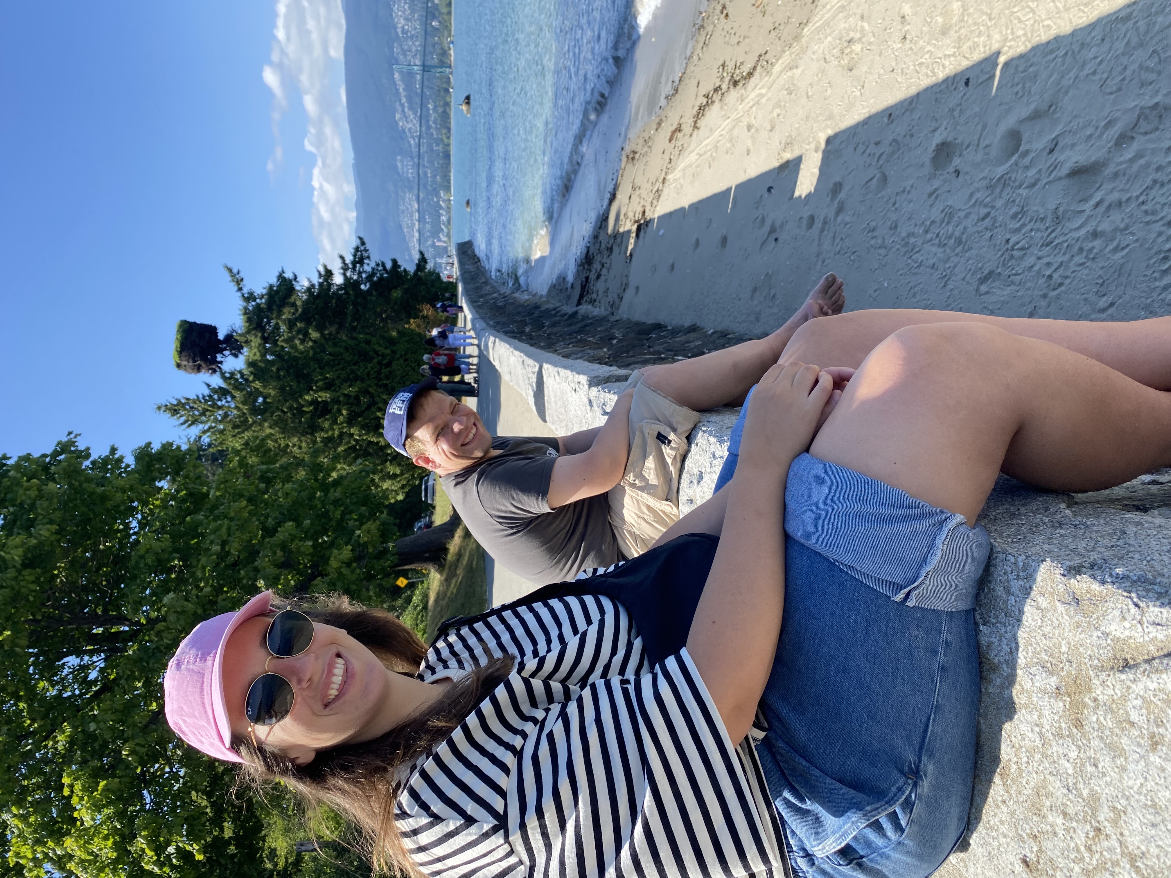 Urlauber und Assistenz verschnaufen am Meer.