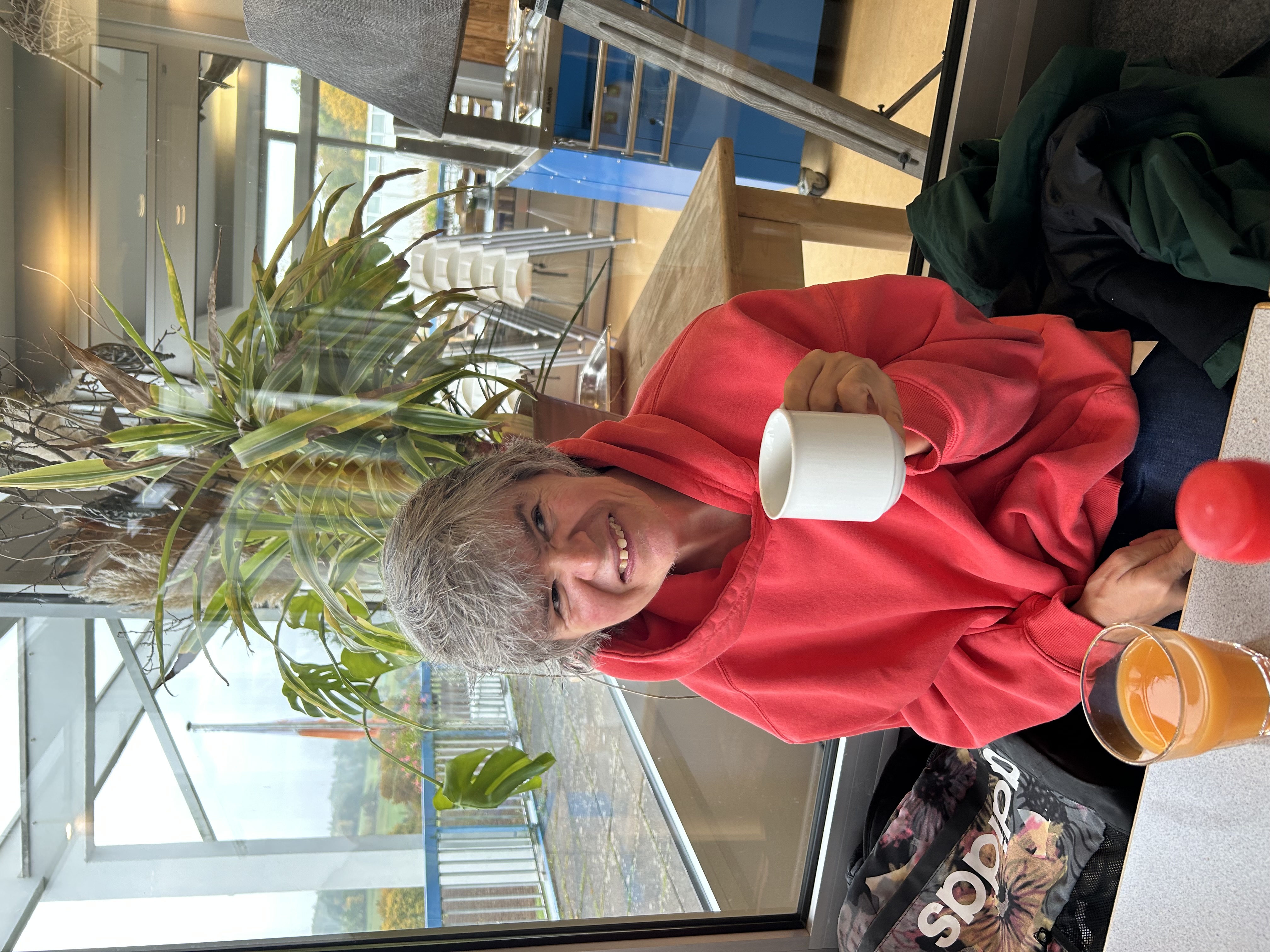 Eine Urlauberin trinkt gemütlich ihren Kaffee.