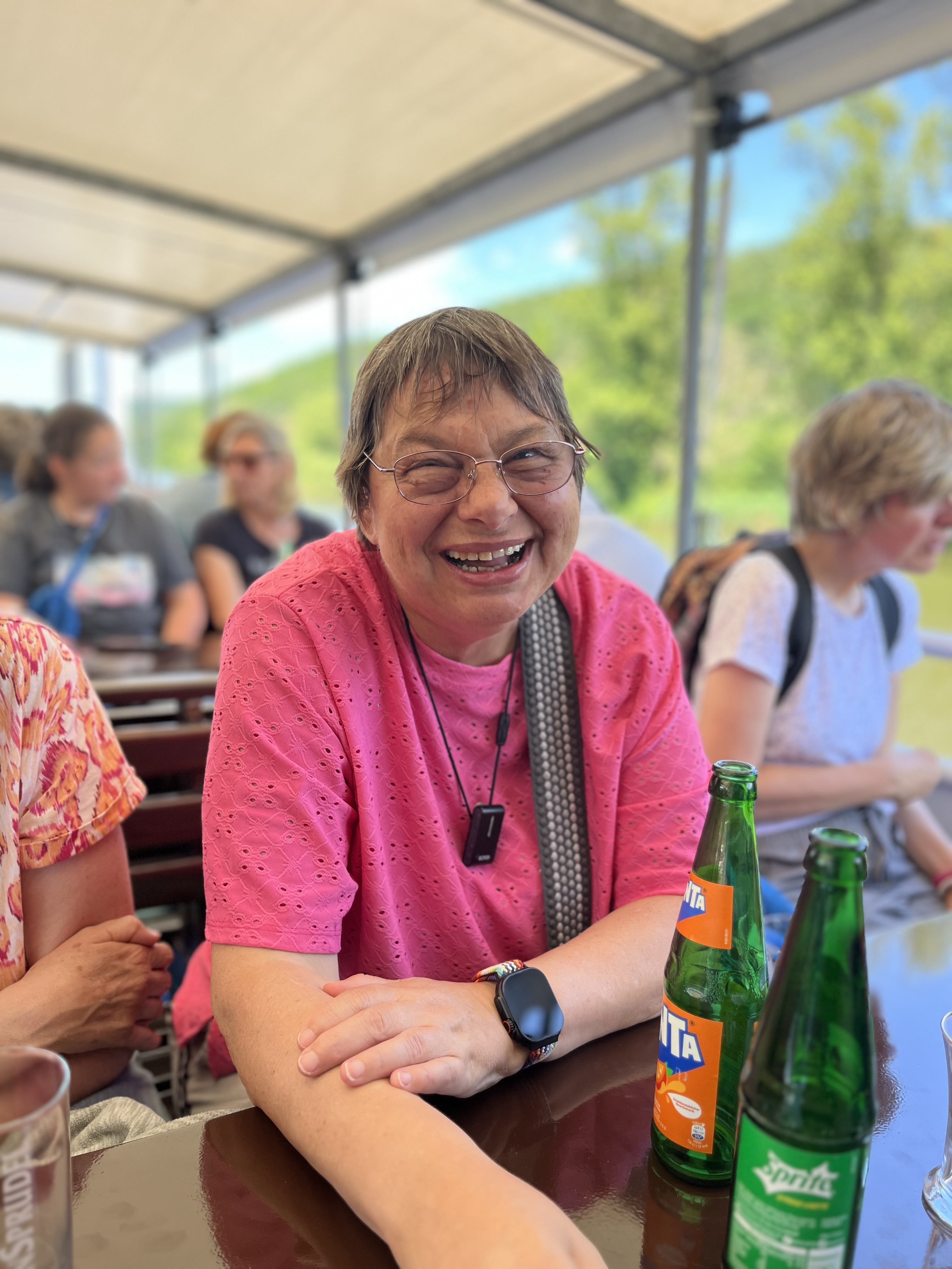 Urlauberin hat viel Freude an einer Rundfahrt.