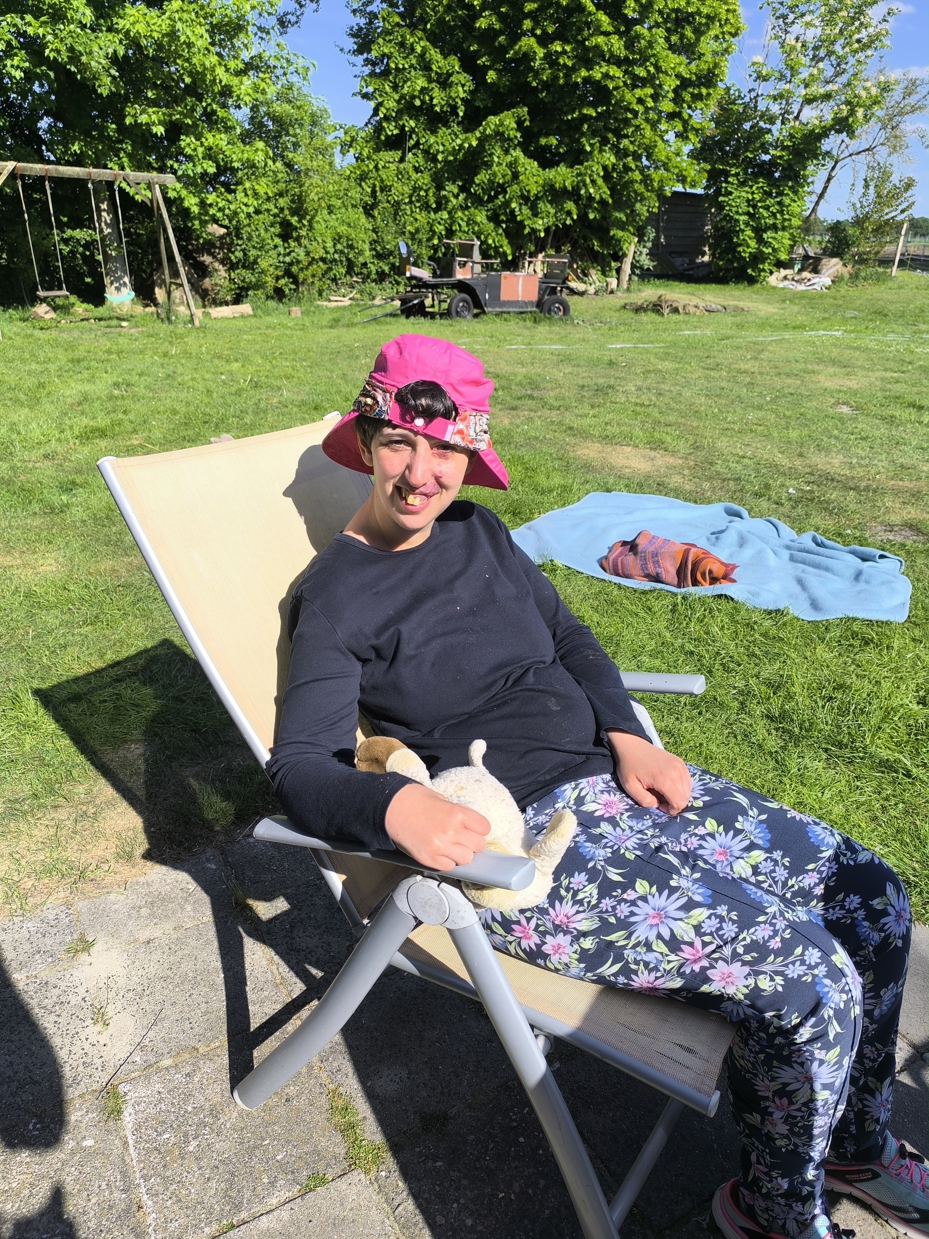 Eine Urlauberin genießt die Sonne auf einer Liege.