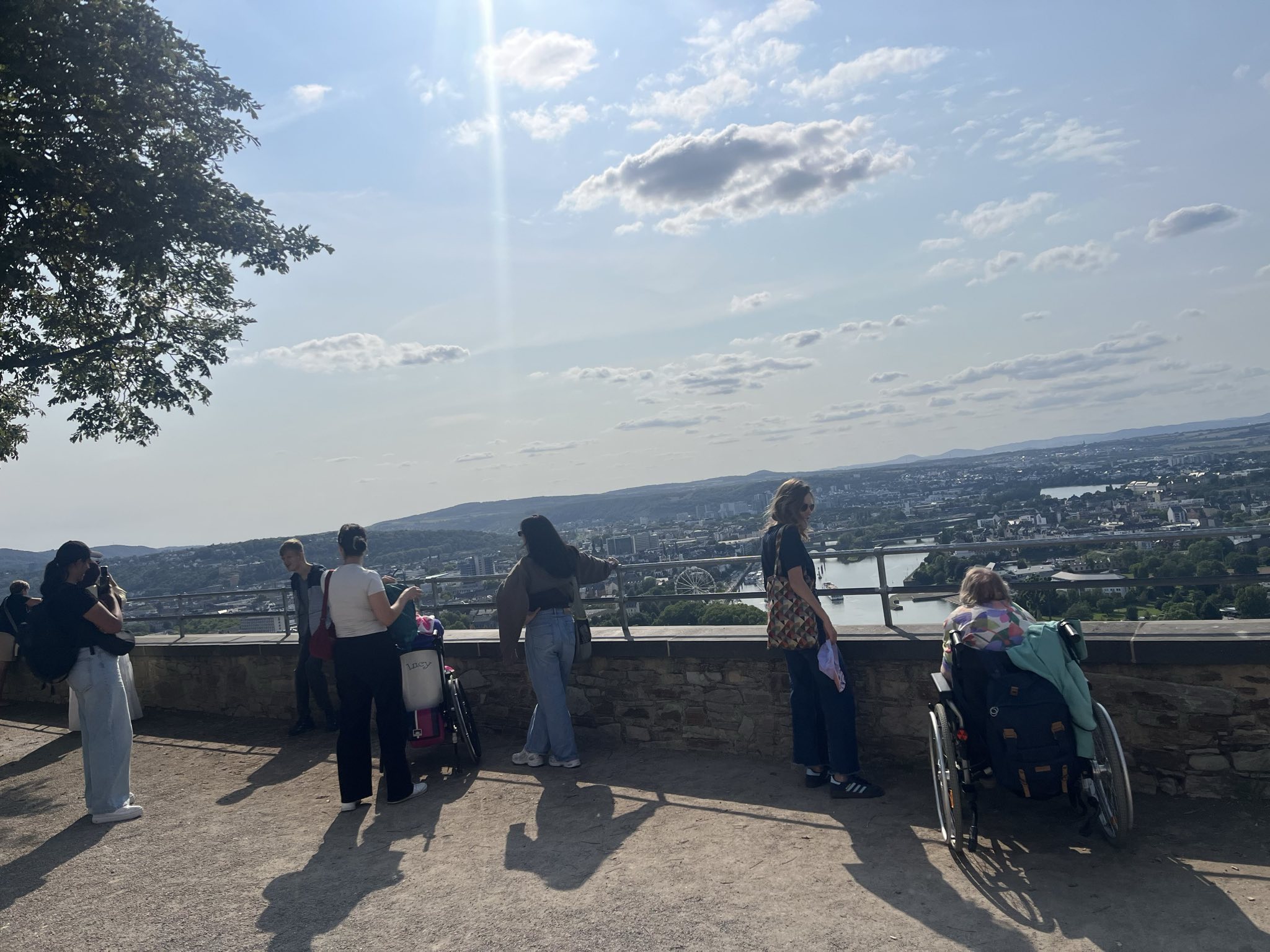 Reisegruppe genießt die Aussicht.