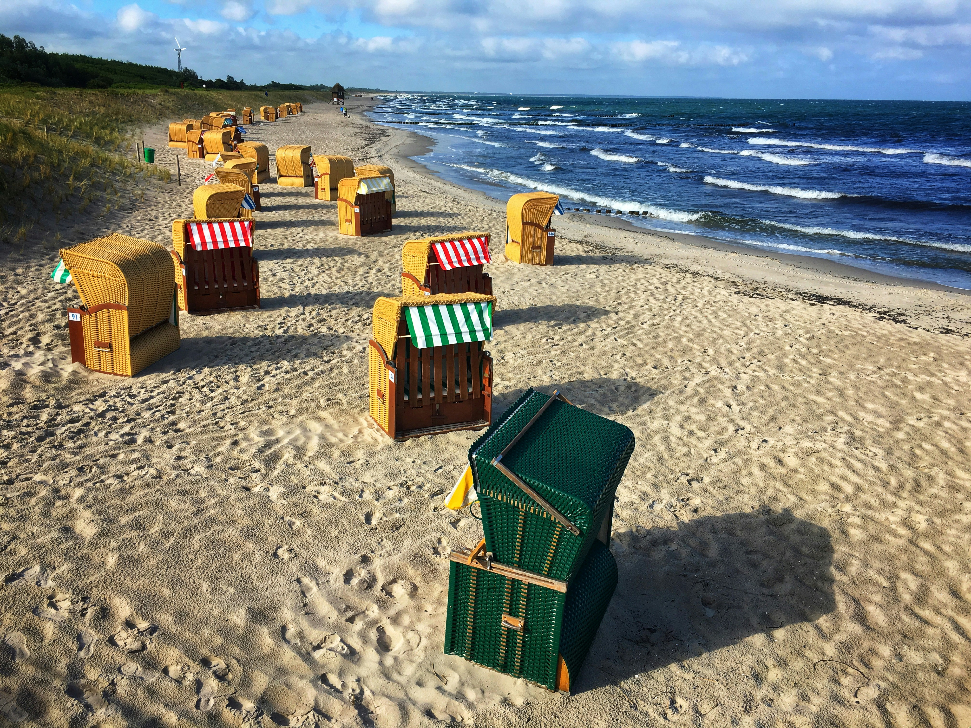 Bunte Strandkörbe am Meer.