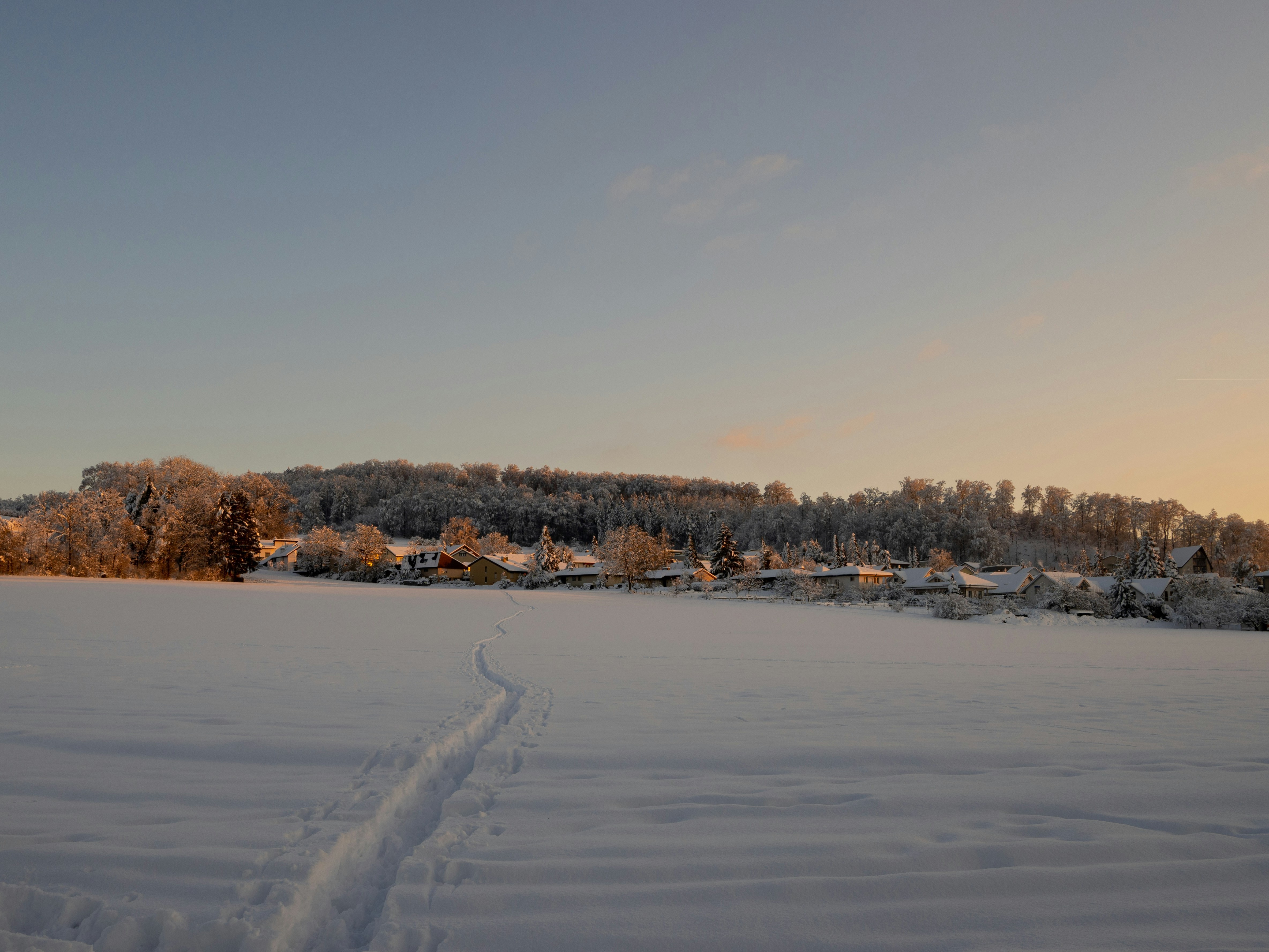 Gemütliches Dorf im Winter.