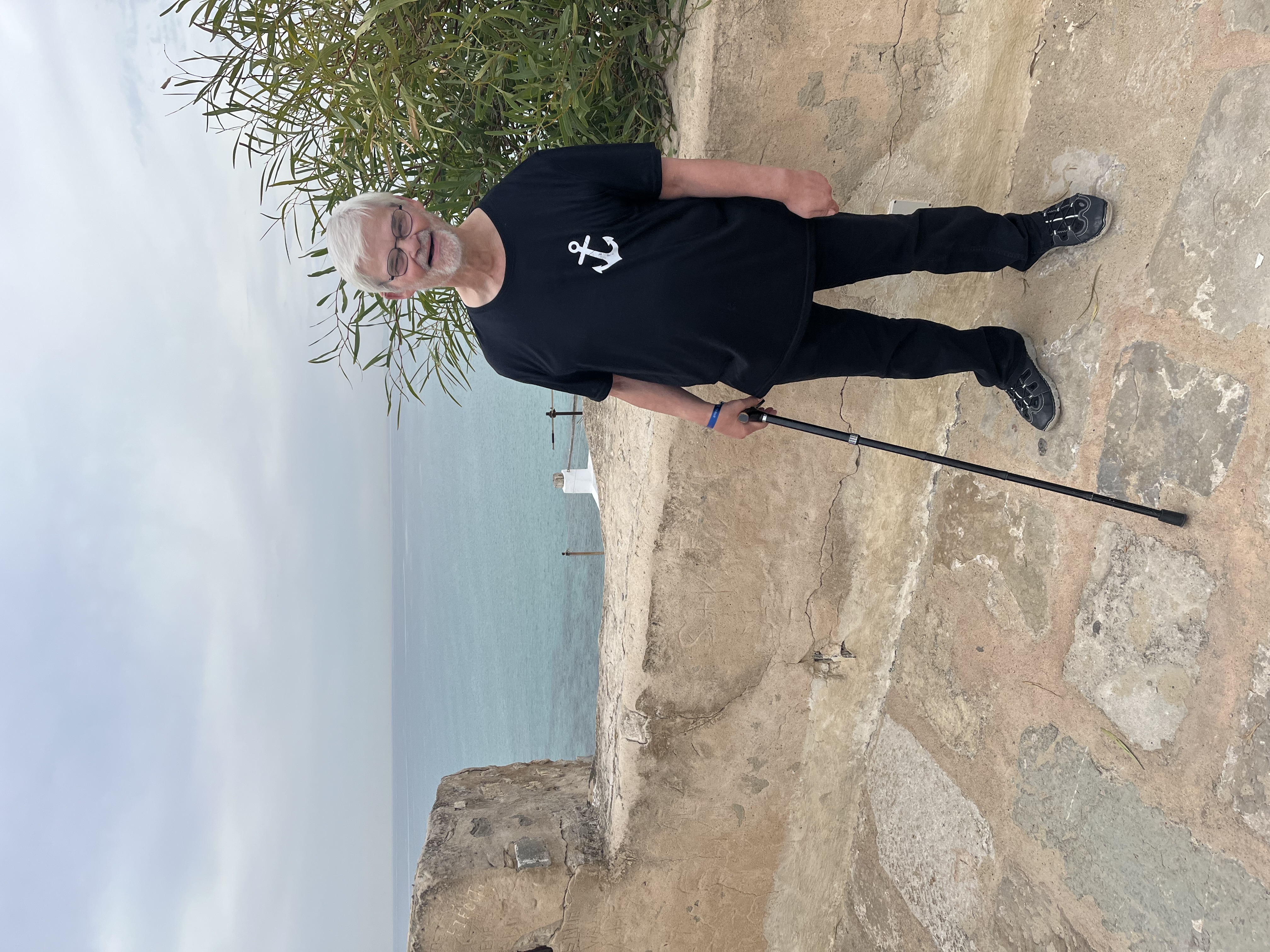 Glücklicher Urlauber am Mittelmeer.