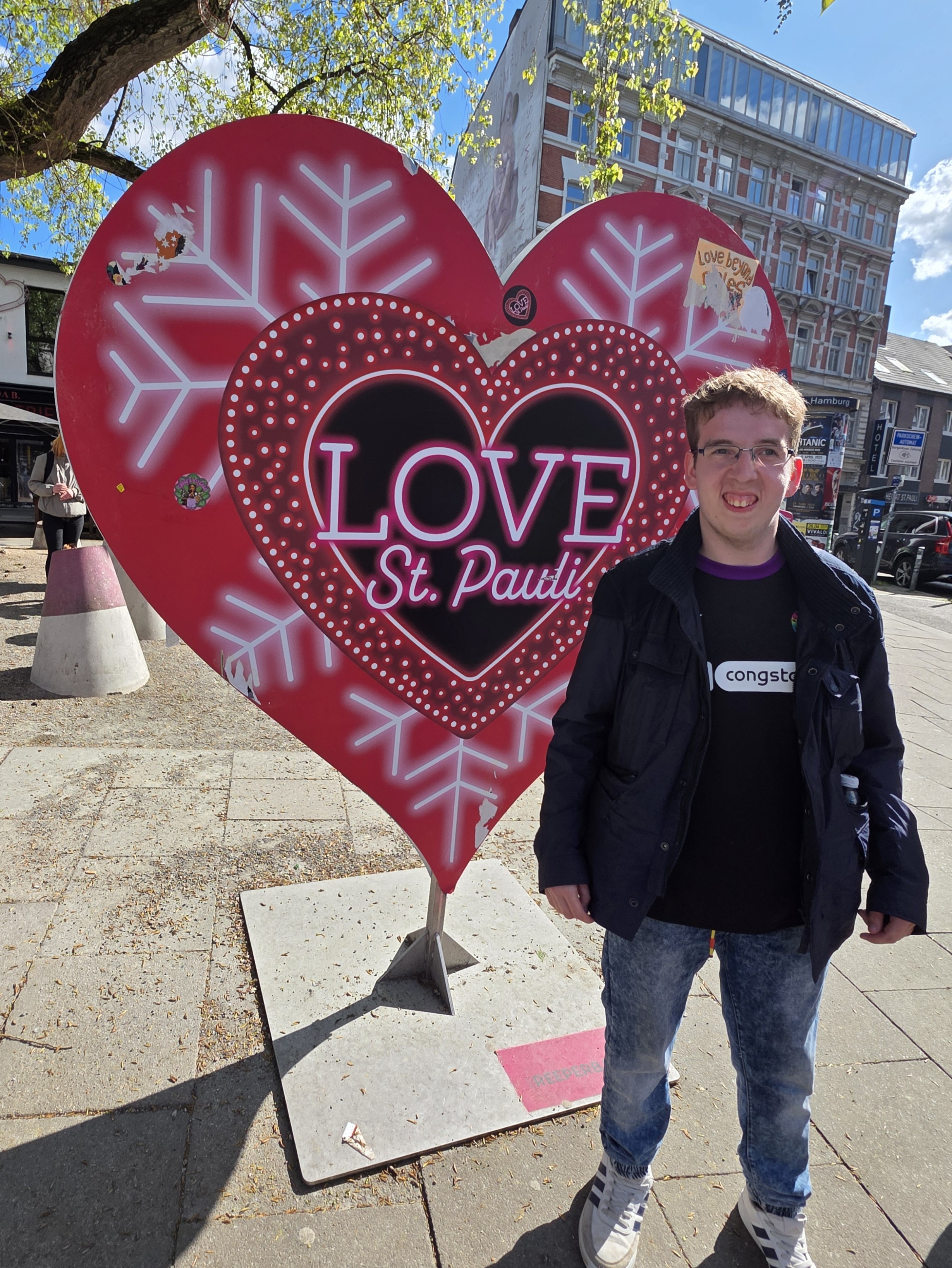 Ein Urlauber zeigt stolz, dass er St. Pauli Fan ist.