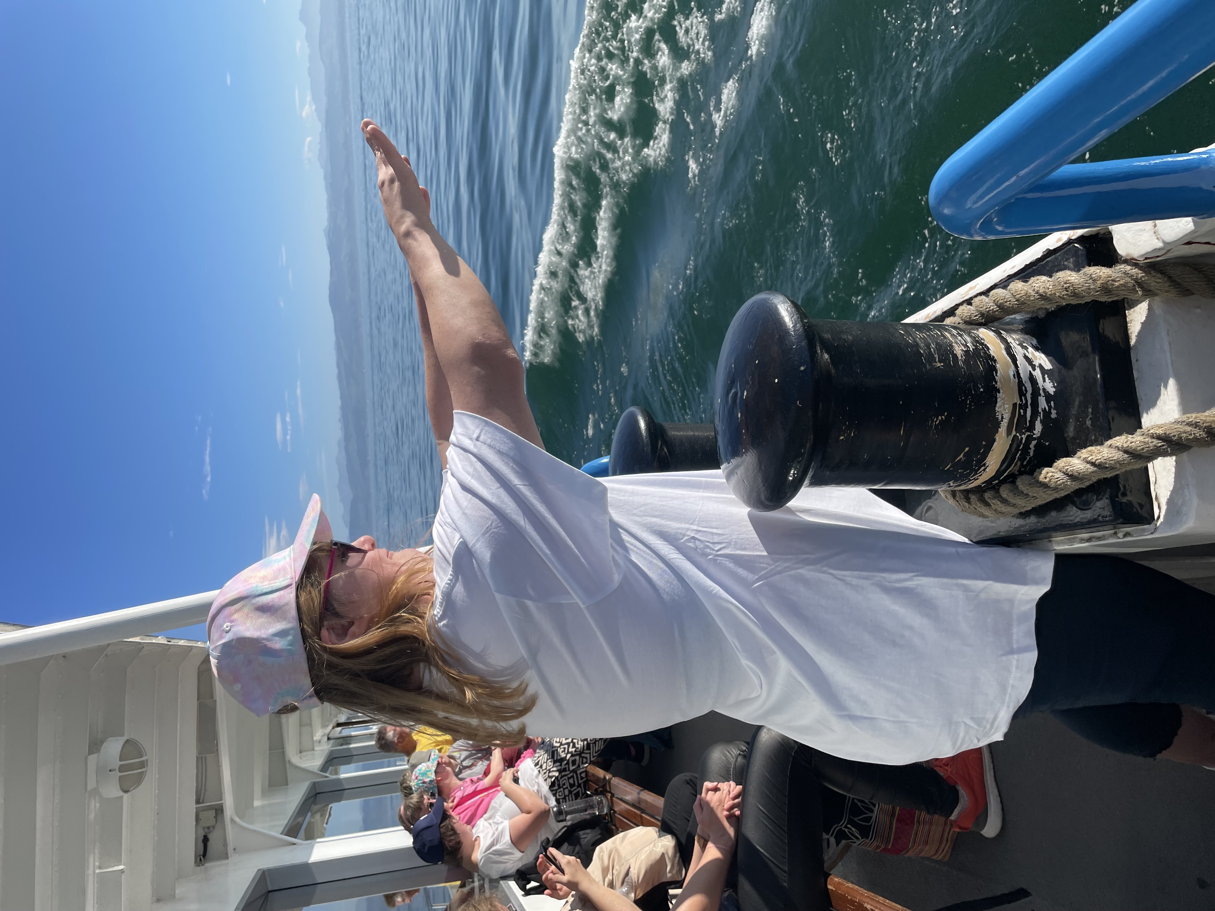 Eine Urlauberin hat Spaß an der Bootsfahrt.