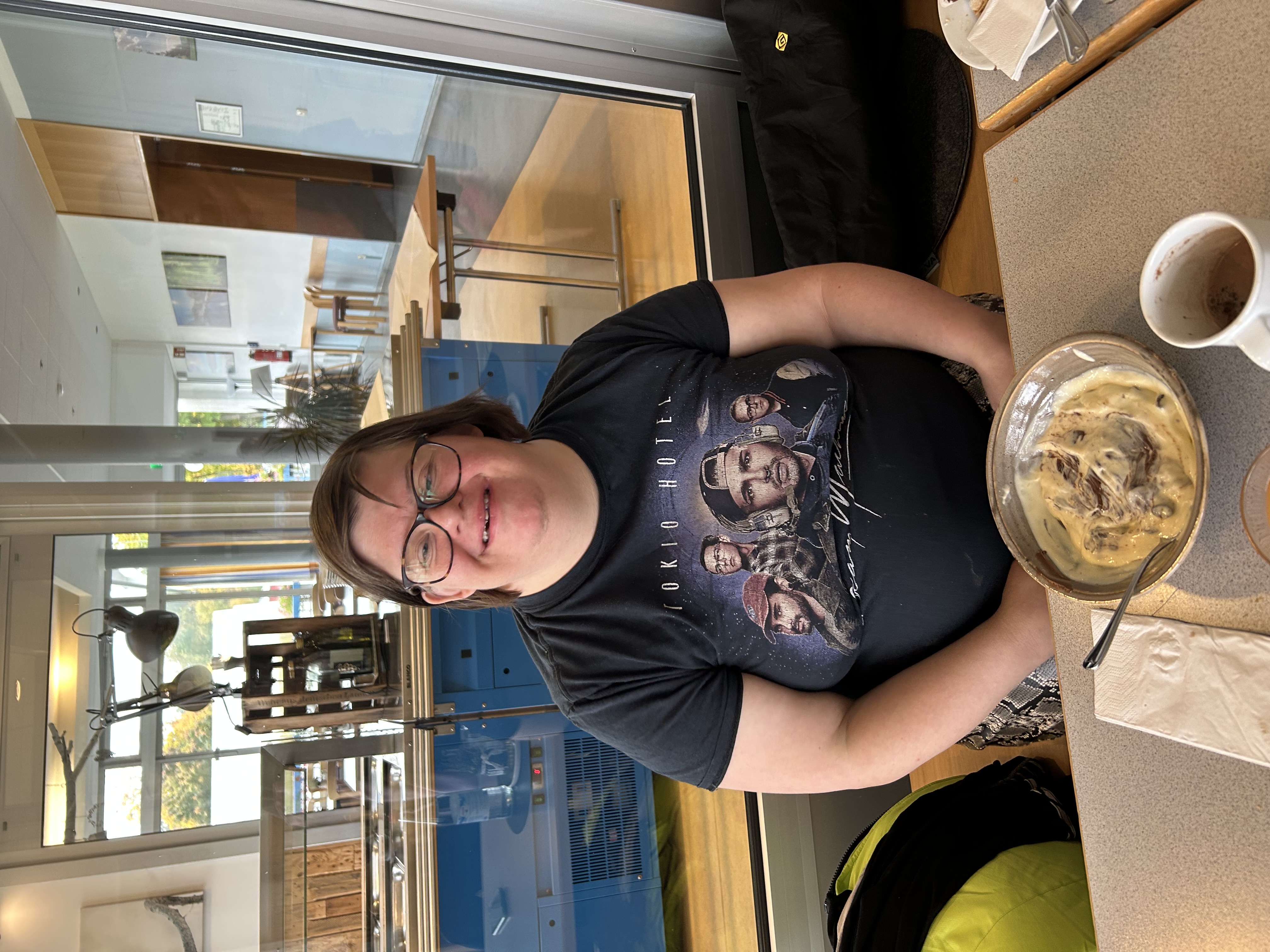 Eine glückliche Urlauberin zeigt uns gutes Essen.