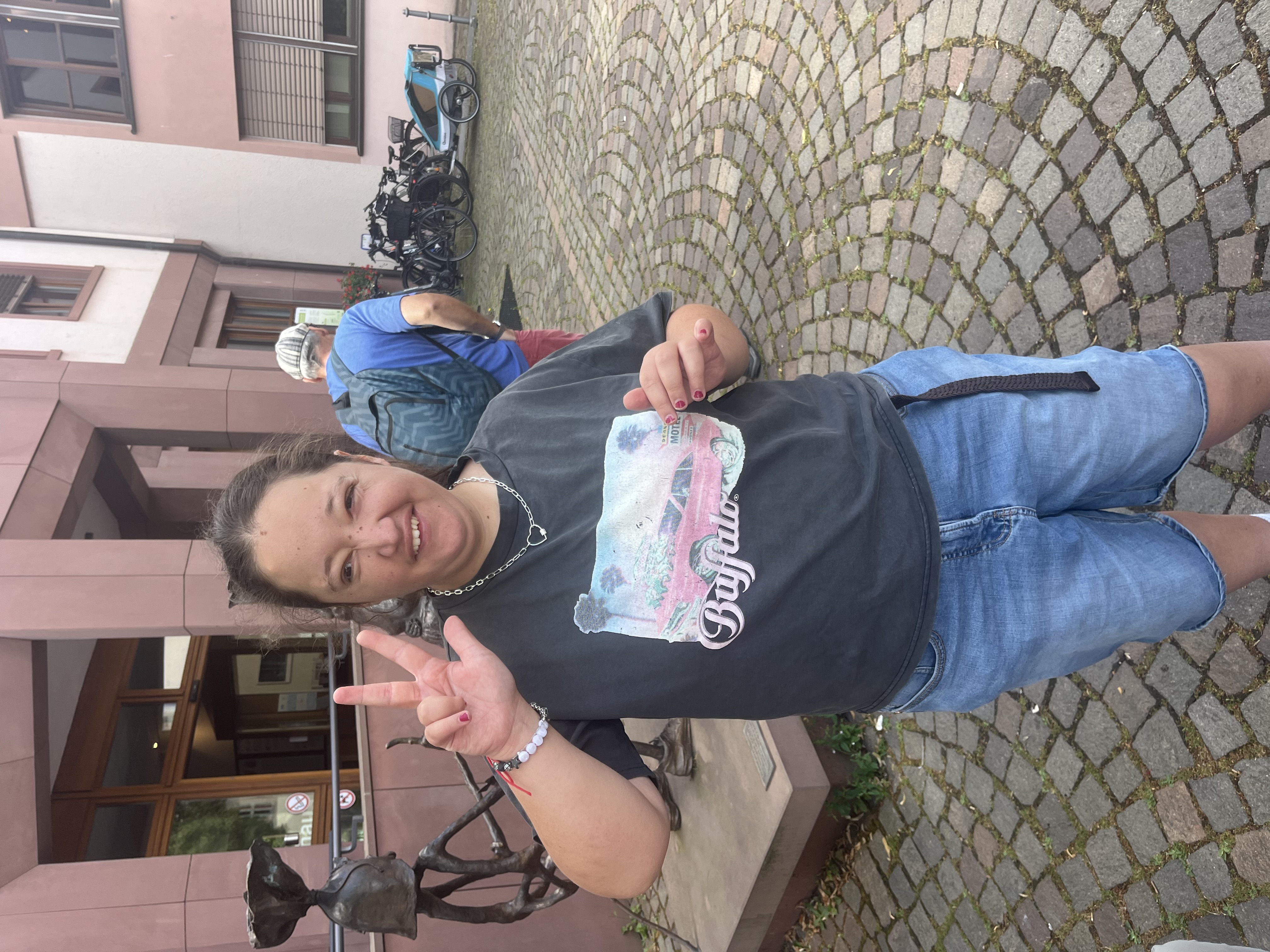 Eine Urlauberin hat viel Spaß auf einem Ausflug.