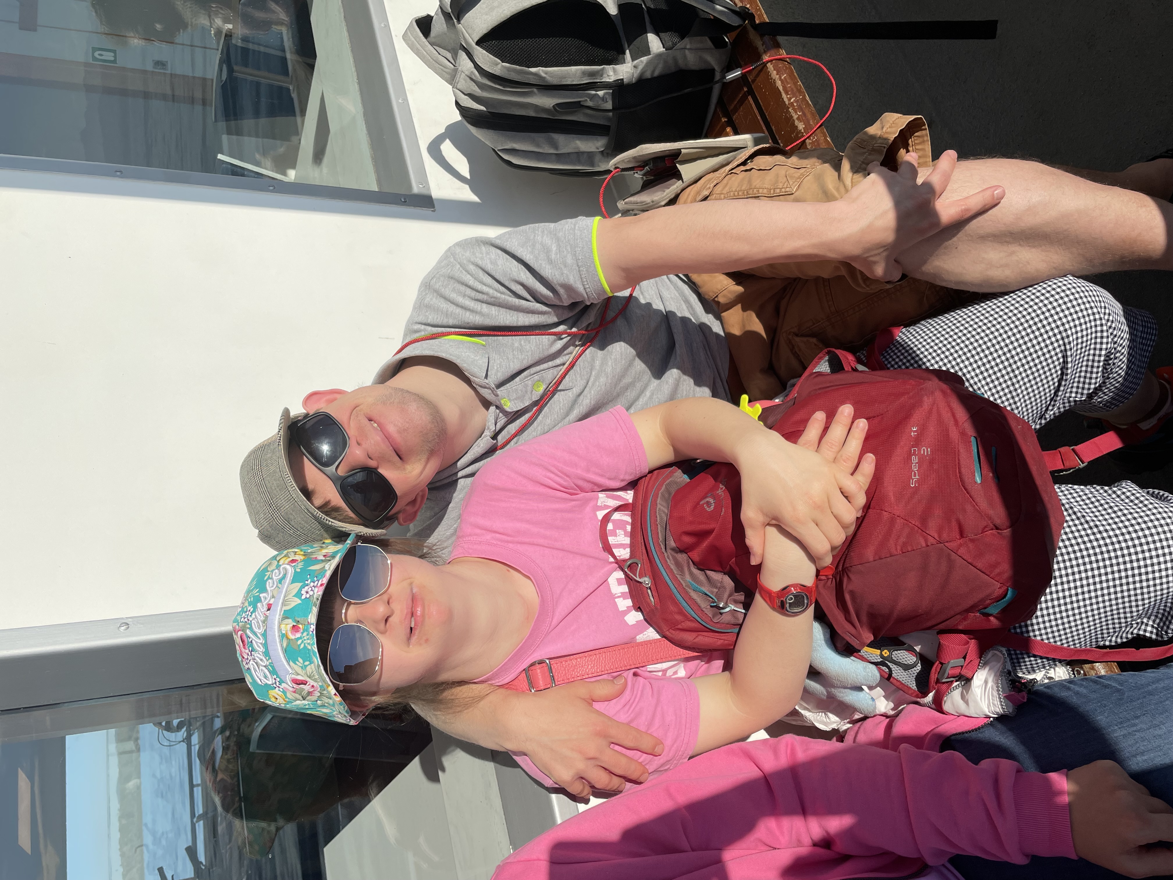 Ein inniger Moment zwischen zwei Urlaubern.