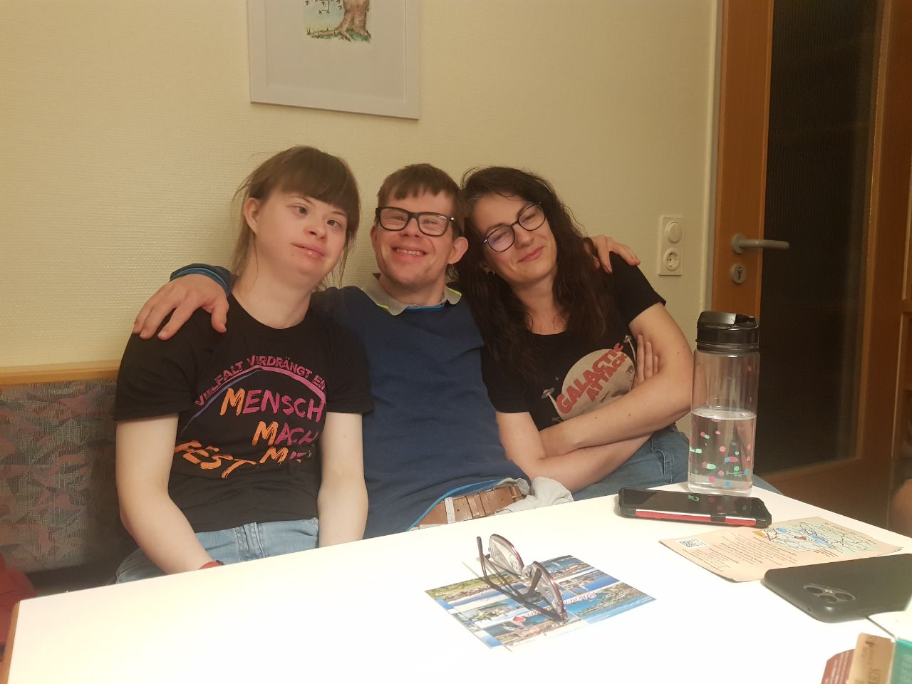 Auf einer Reise halten wir immer zusammen.